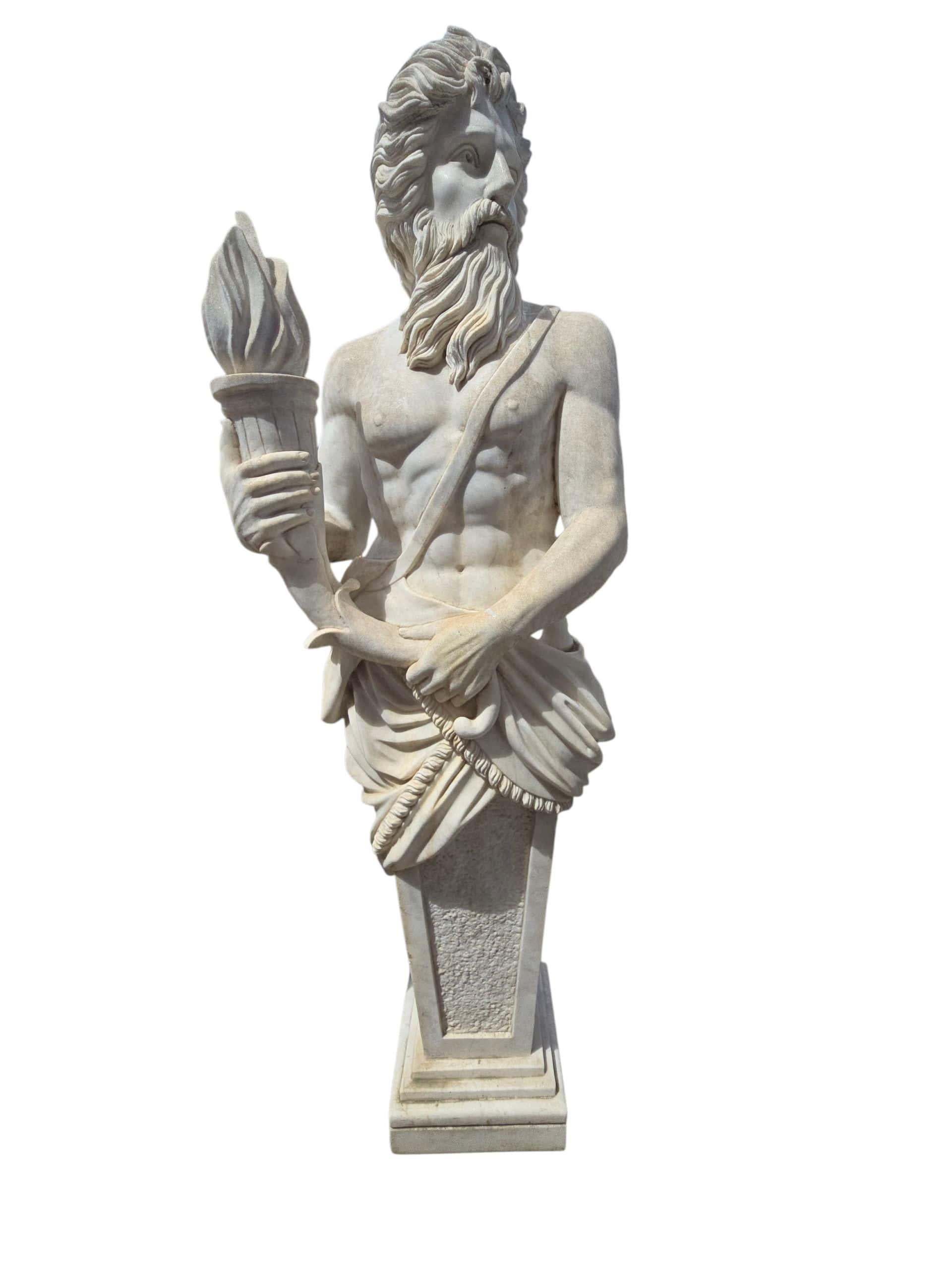 Beeindruckende allegorische Marmorskulptur, handgeschnitzt in Italien, die wahrscheinlich den Winter darstellt. Die Figur ist mit heiterem Ausdruck und klassischem Faltenwurf dargestellt. Möglicherweise hält oder trägt sie Attribute der Jahreszeit,