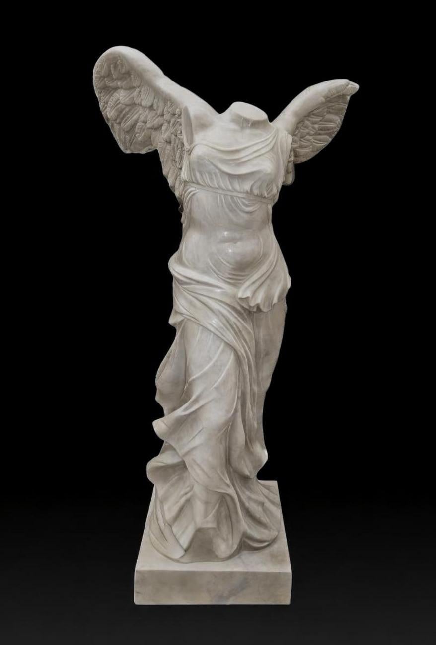 Gran escultura de mármol tallada a mano de Nike de Samotracia, según el original griego antiguo
Magnífica escultura de mármol a gran escala que representa a Nike de Samotracia (también conocida como la Victoria Alada), tallada a mano en fino mármol