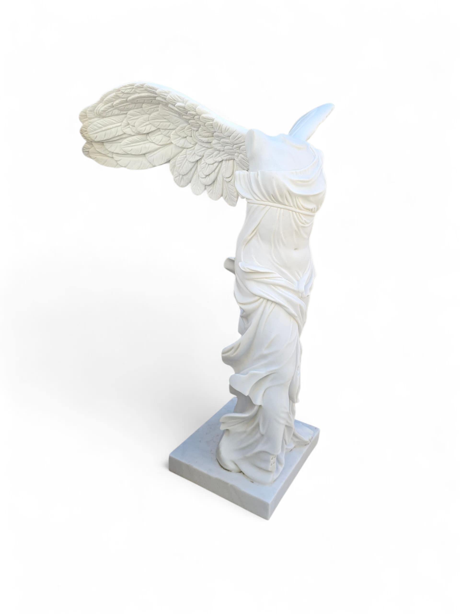 Gran escultura de mármol tallada a mano de Nike de Samotracia, según el original griego antiguo
Magnífica escultura de mármol a gran escala que representa a Nike de Samotracia (también conocida como la Victoria Alada), tallada a mano en fino mármol