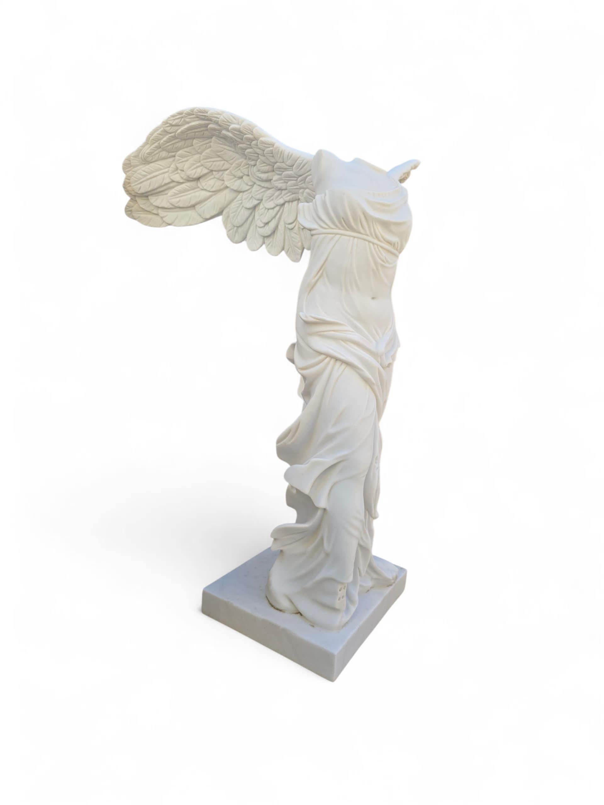 Gran escultura de mármol tallada a mano de Nike de Samotracia, 80 cm finales del siglo XX en venta