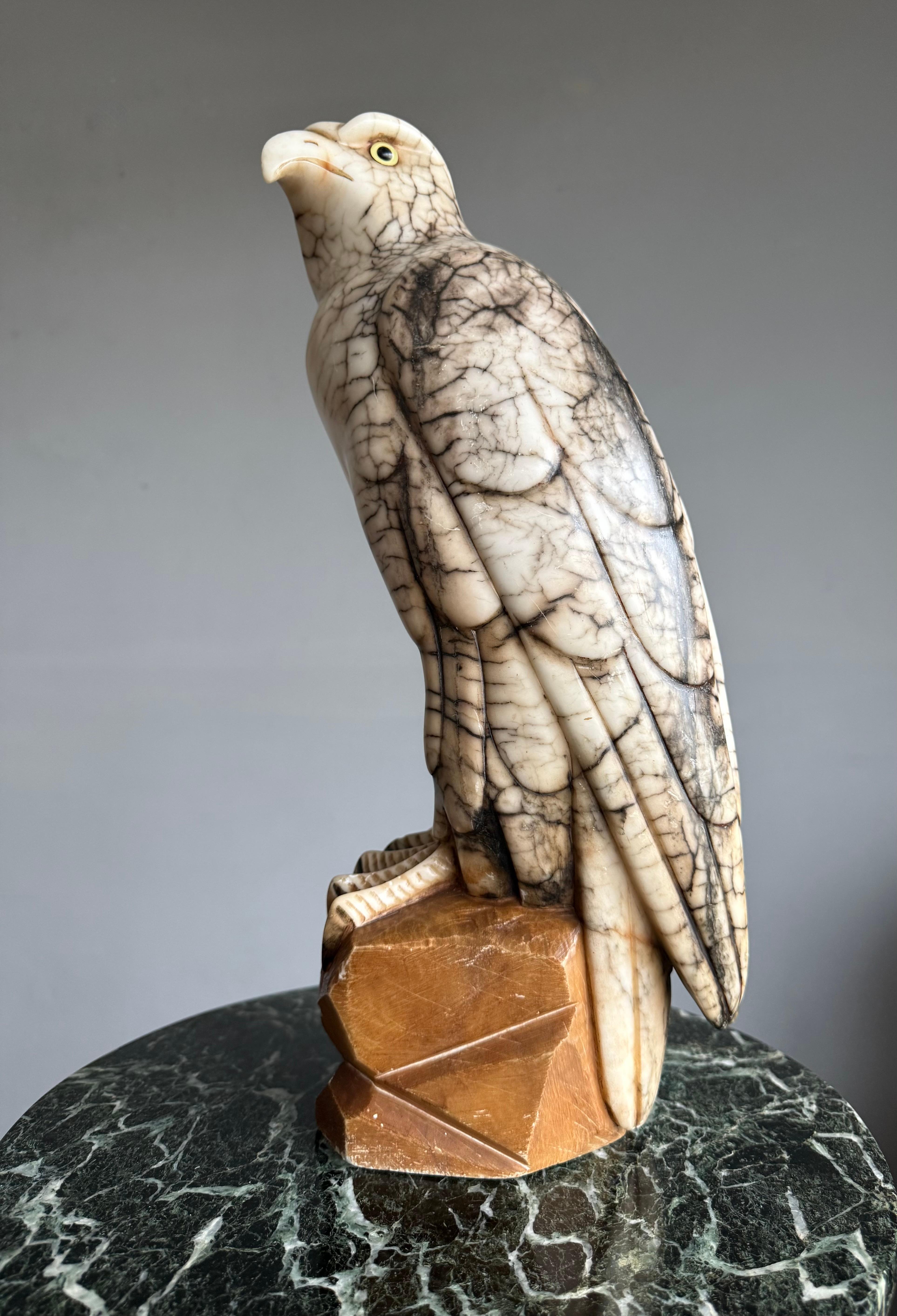 Gran Escultura de Águila Calva Americana de Alabastro Tallada a Mano y Antigua Menta Estatua en venta 2