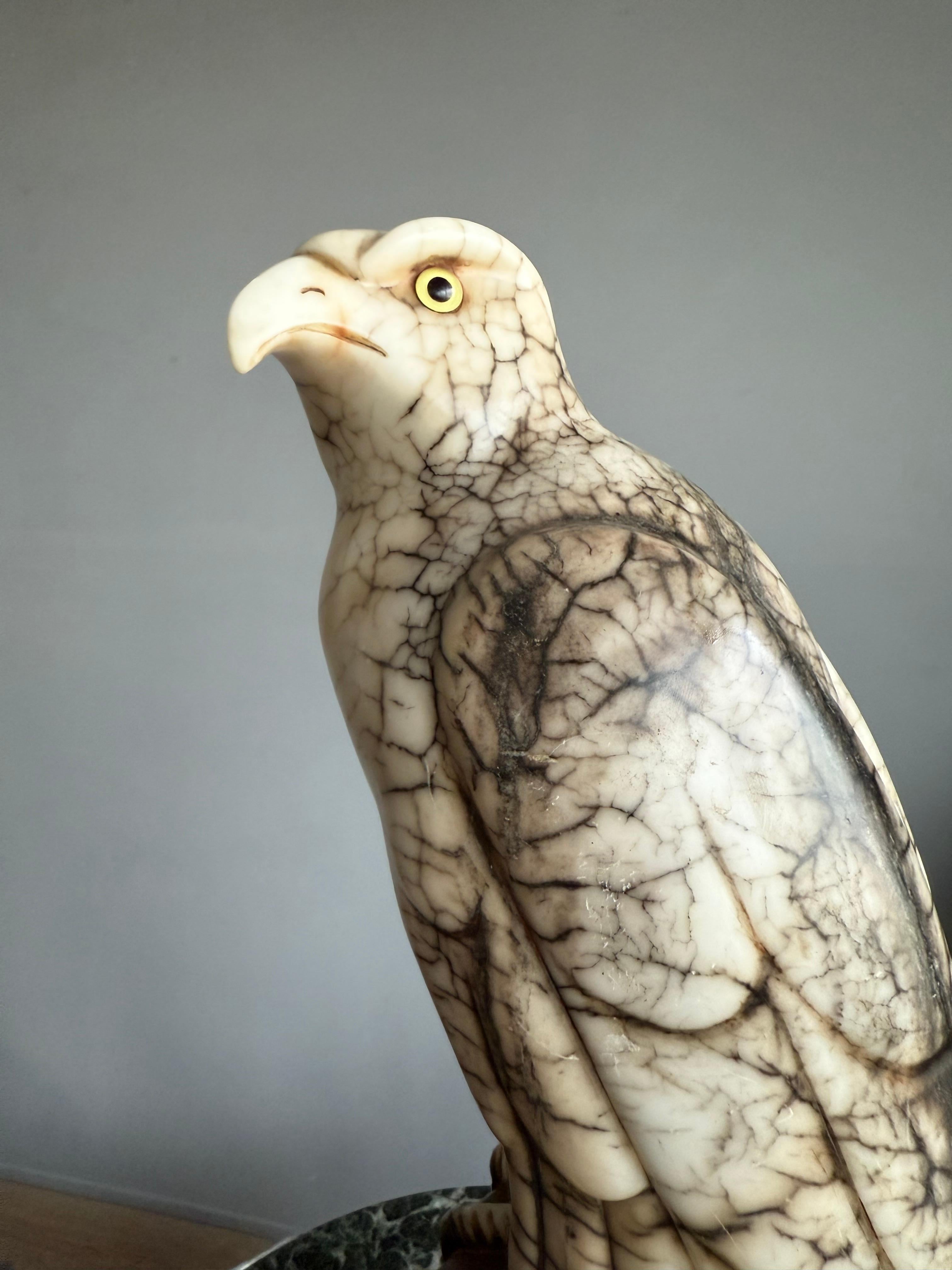Gran Escultura de Águila Calva Americana de Alabastro Tallada a Mano y Antigua Menta Estatua en venta 3