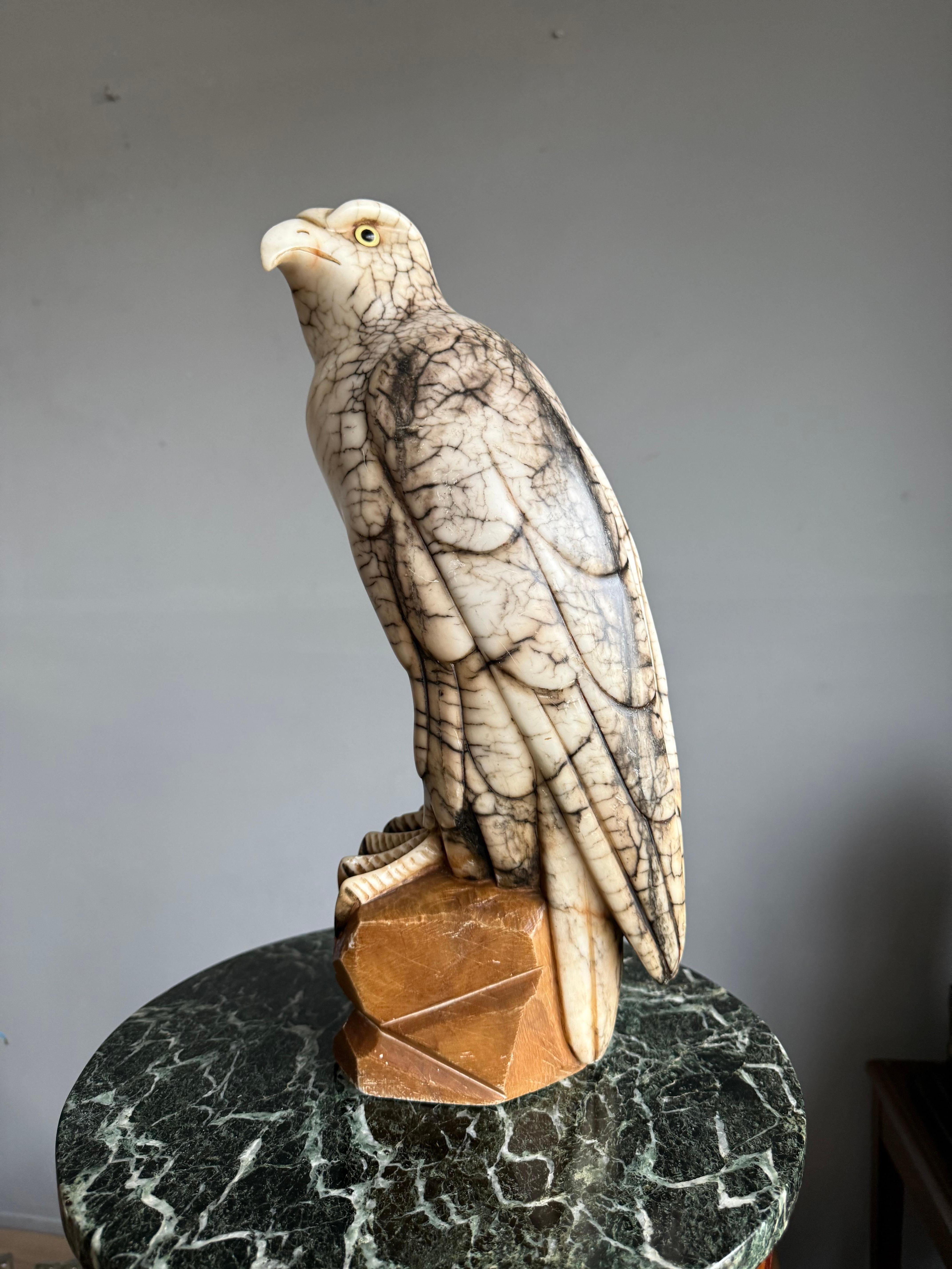 Gran Escultura de Águila Calva Americana de Alabastro Tallada a Mano y Antigua Menta Estatua en venta 4