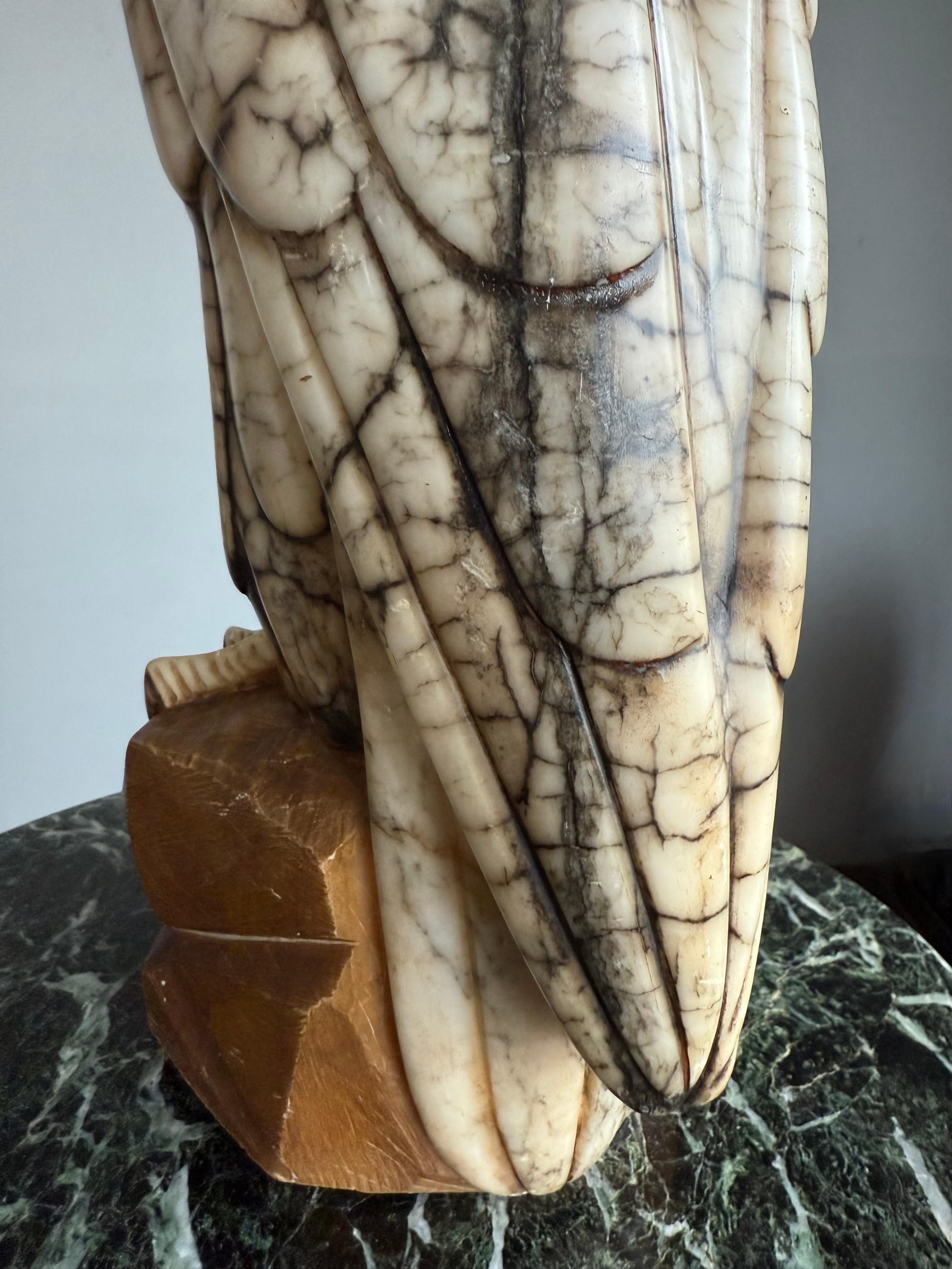 Gran Escultura de Águila Calva Americana de Alabastro Tallada a Mano y Antigua Menta Estatua en venta 5