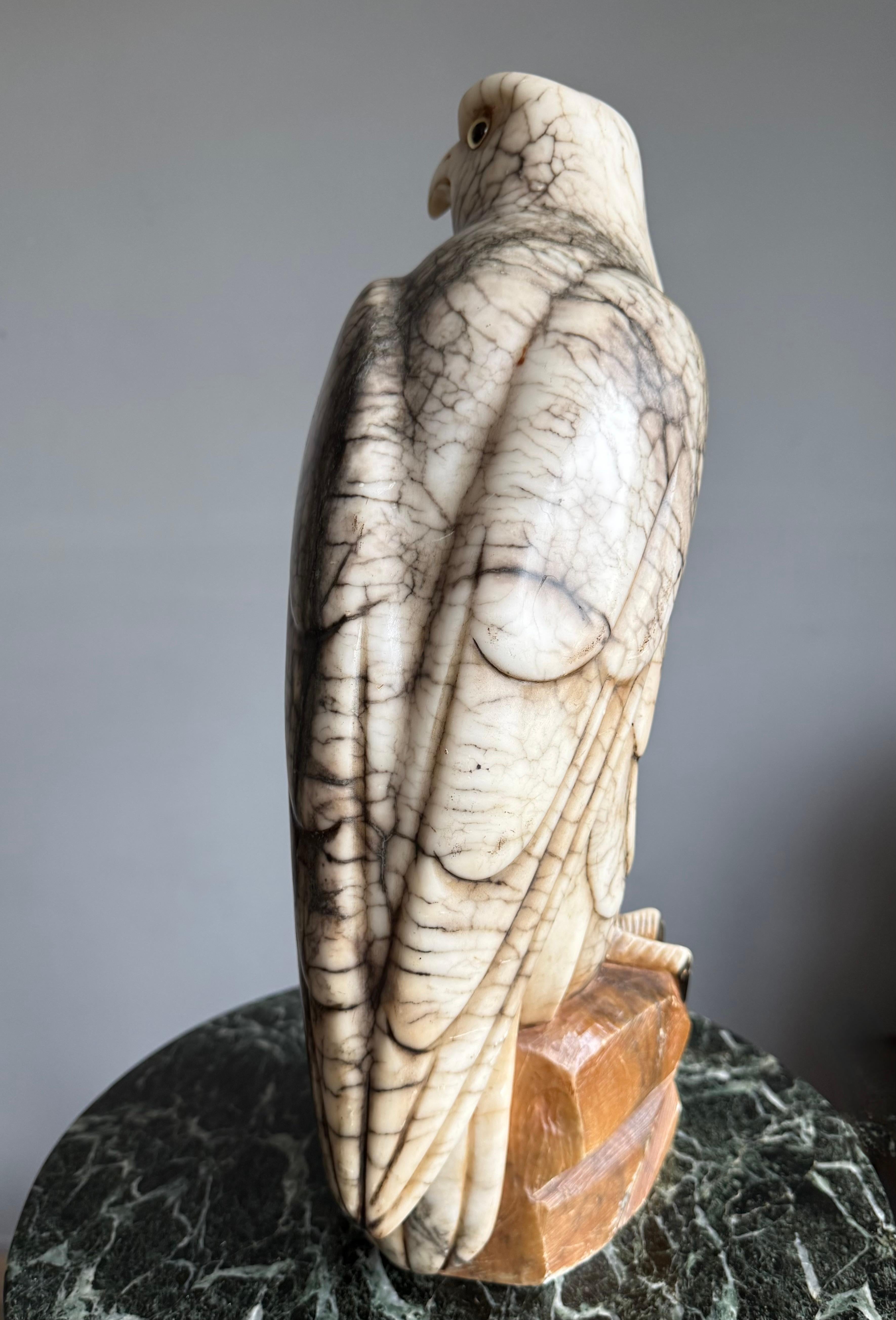 Gran Escultura de Águila Calva Americana de Alabastro Tallada a Mano y Antigua Menta Estatua en venta 7