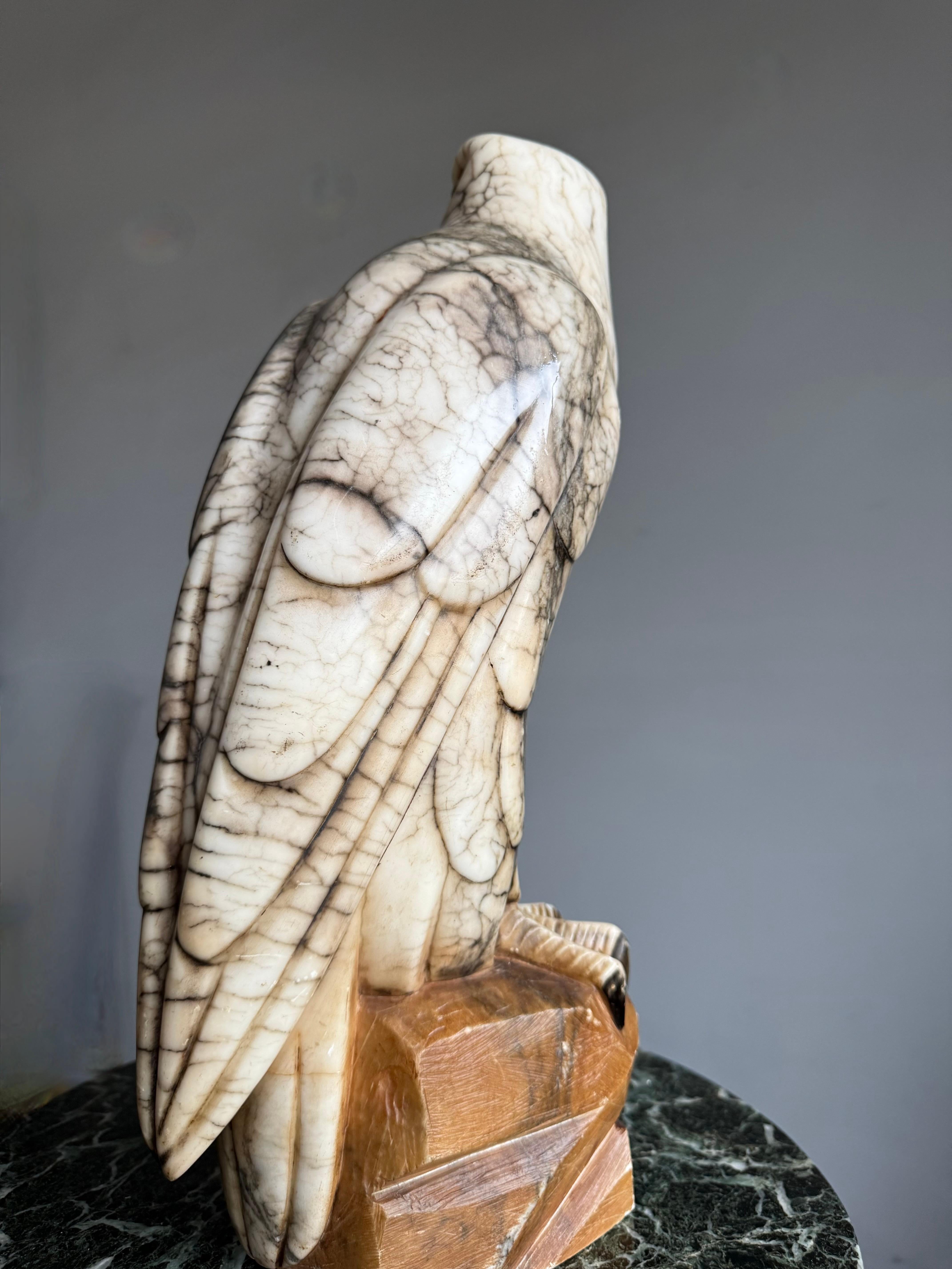 Gran Escultura de Águila Calva Americana de Alabastro Tallada a Mano y Antigua Menta Estatua en venta 8