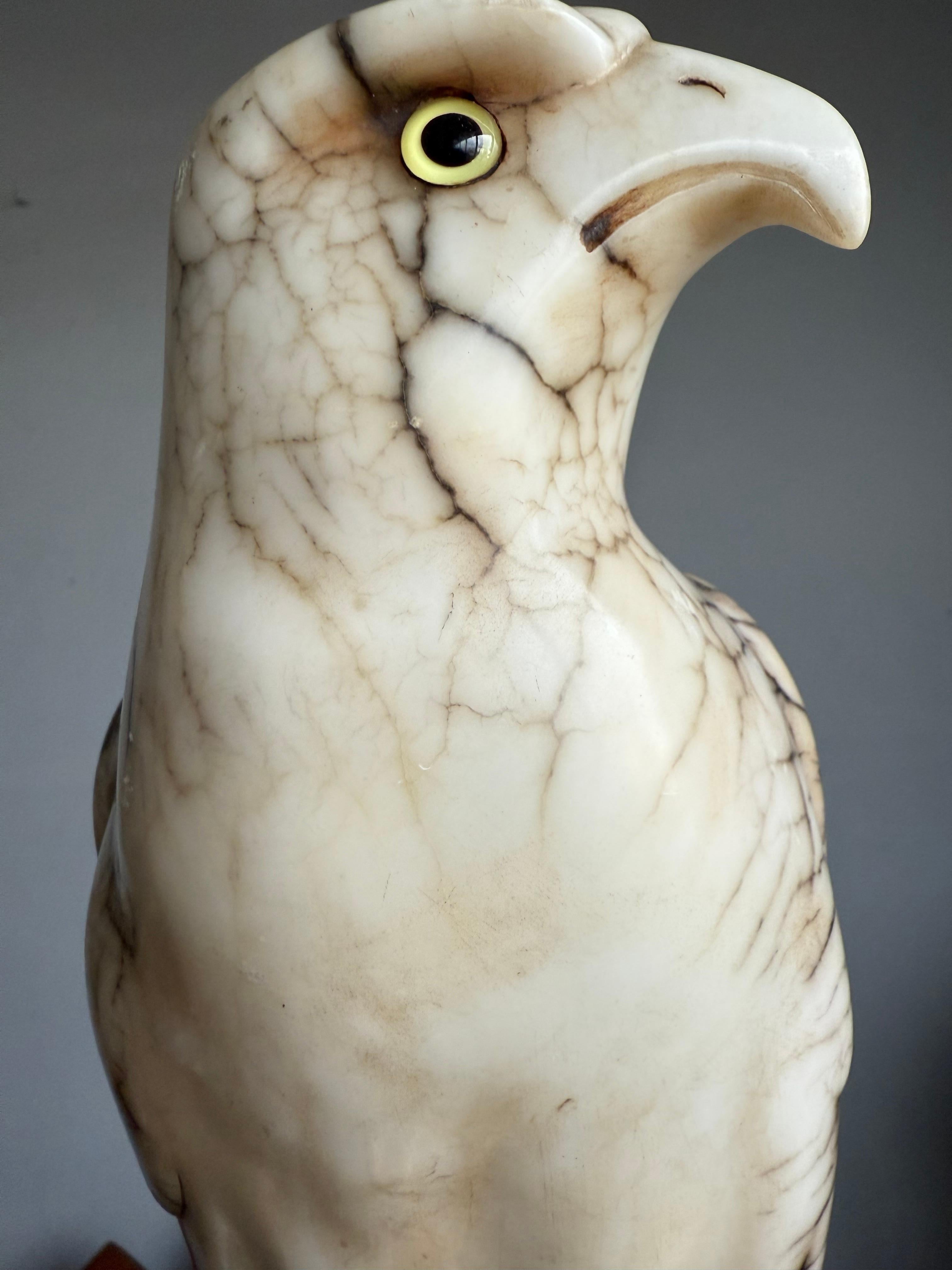 Gran Escultura de Águila Calva Americana de Alabastro Tallada a Mano y Antigua Menta Estatua en venta 9