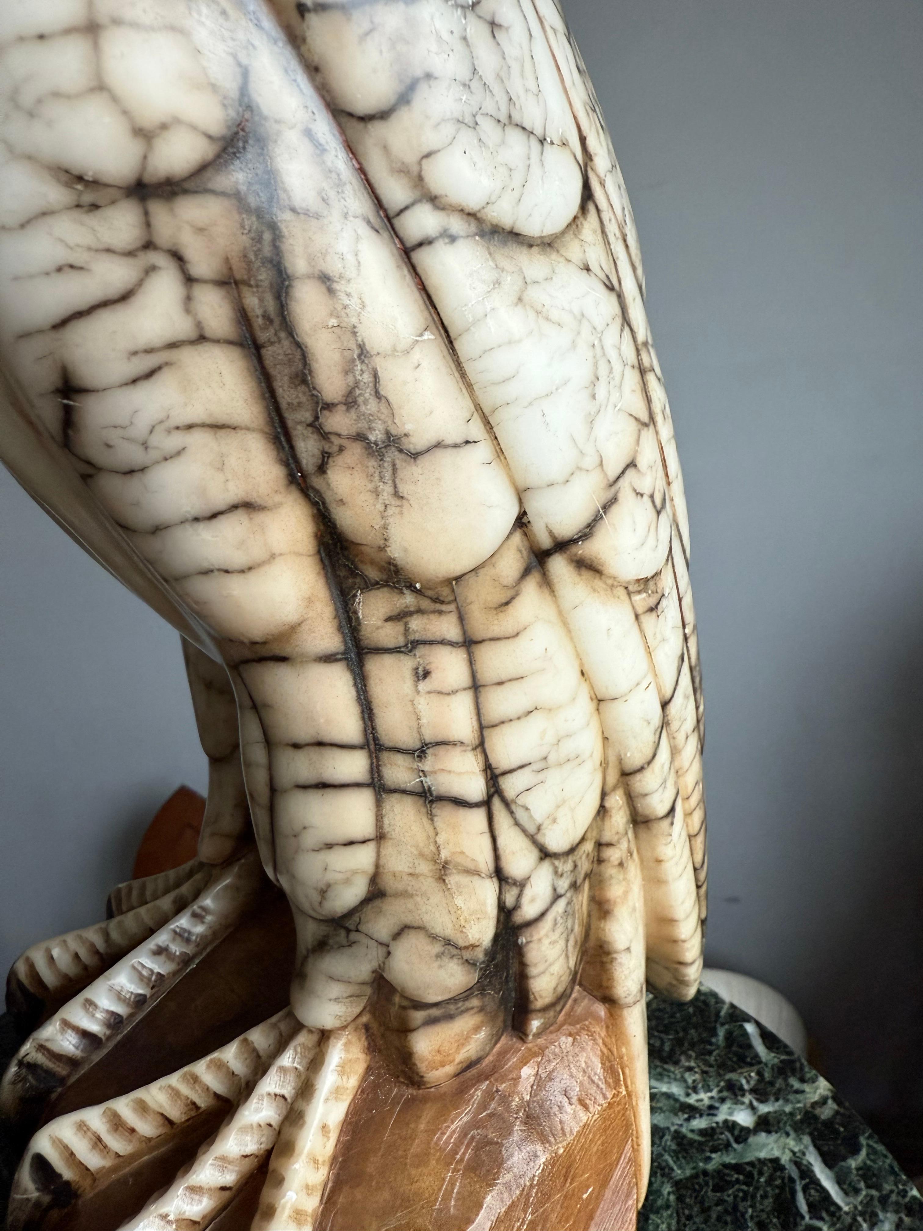 Gran Escultura de Águila Calva Americana de Alabastro Tallada a Mano y Antigua Menta Estatua en venta 10