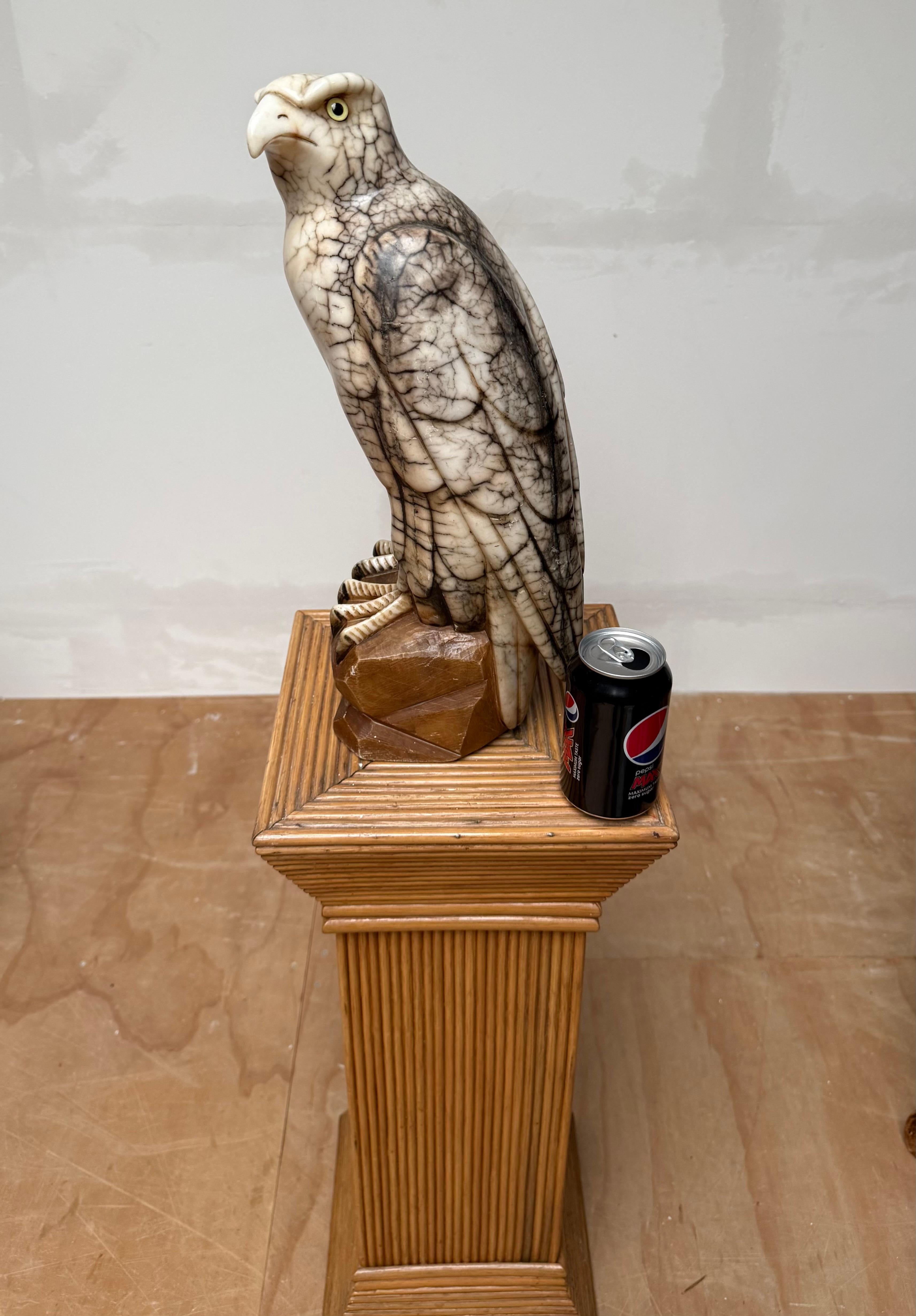 Magnífica escultura antigua de águila tallada a mano.

La mayoría de la gente no es capaz de dibujar con precisión una pequeña imagen de ningún pájaro, pero este artista ha esculpido un águila majestuosa y realista a partir de una sola roca de