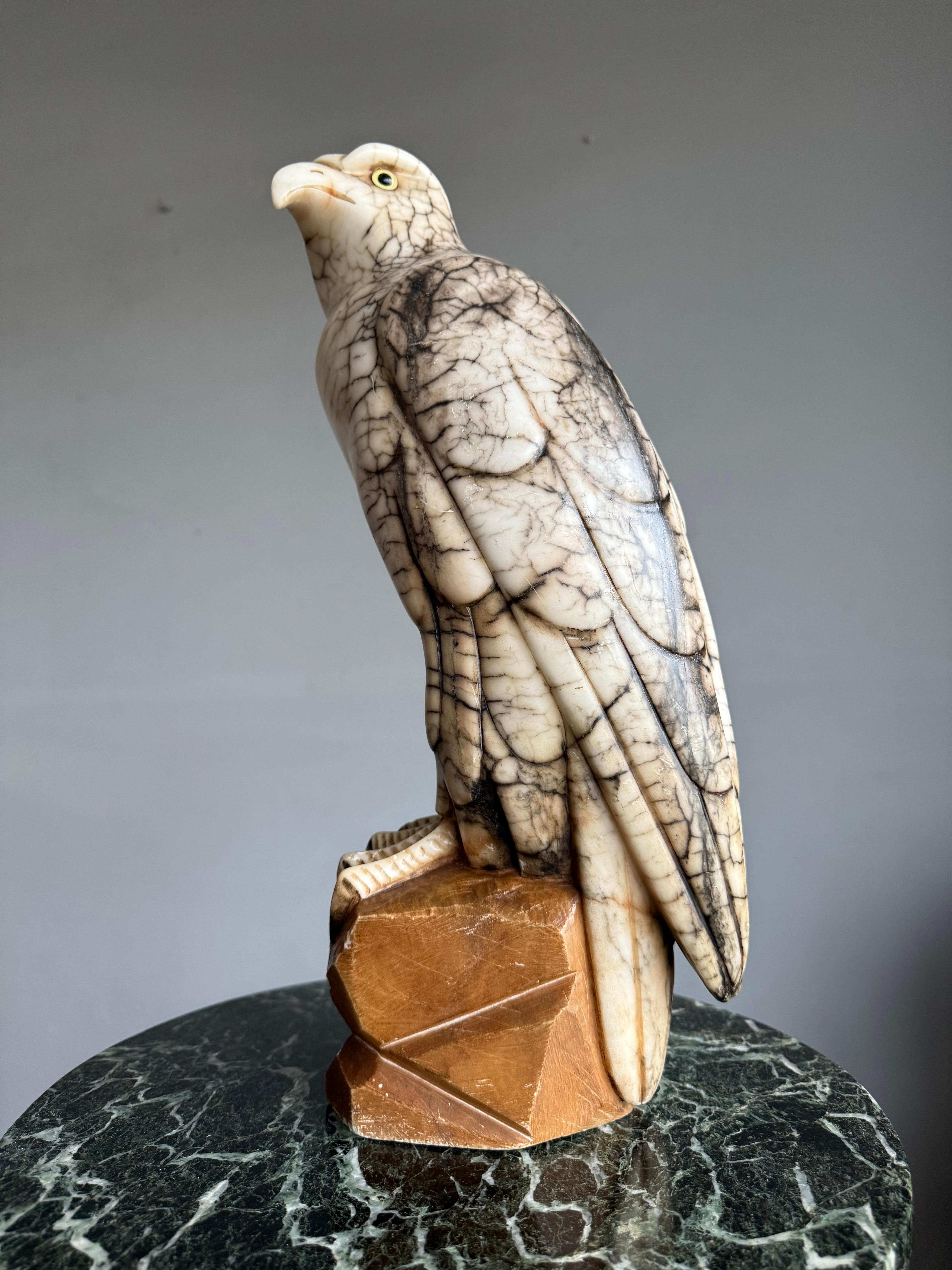 Gran Escultura de Águila Calva Americana de Alabastro Tallada a Mano y Antigua Menta Estatua Artes y manualidades en venta