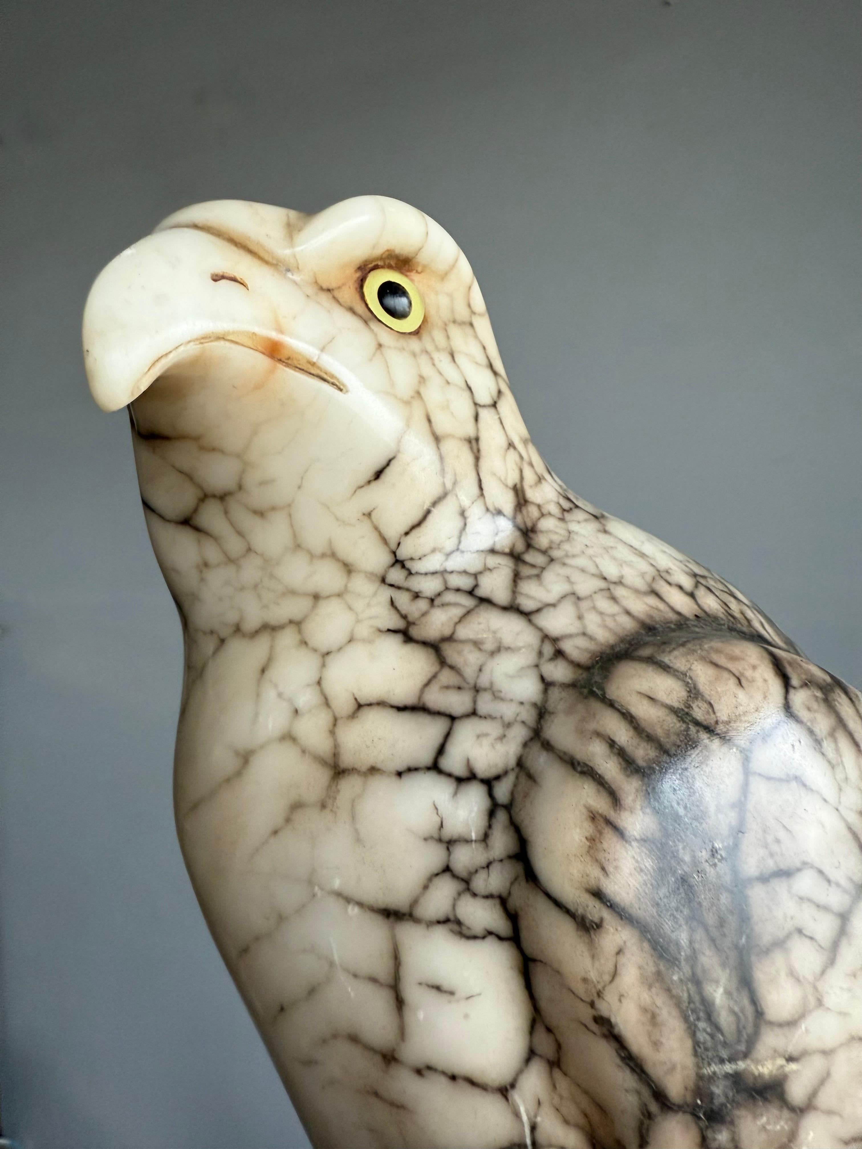 Gran Escultura de Águila Calva Americana de Alabastro Tallada a Mano y Antigua Menta Estatua Europeo en venta