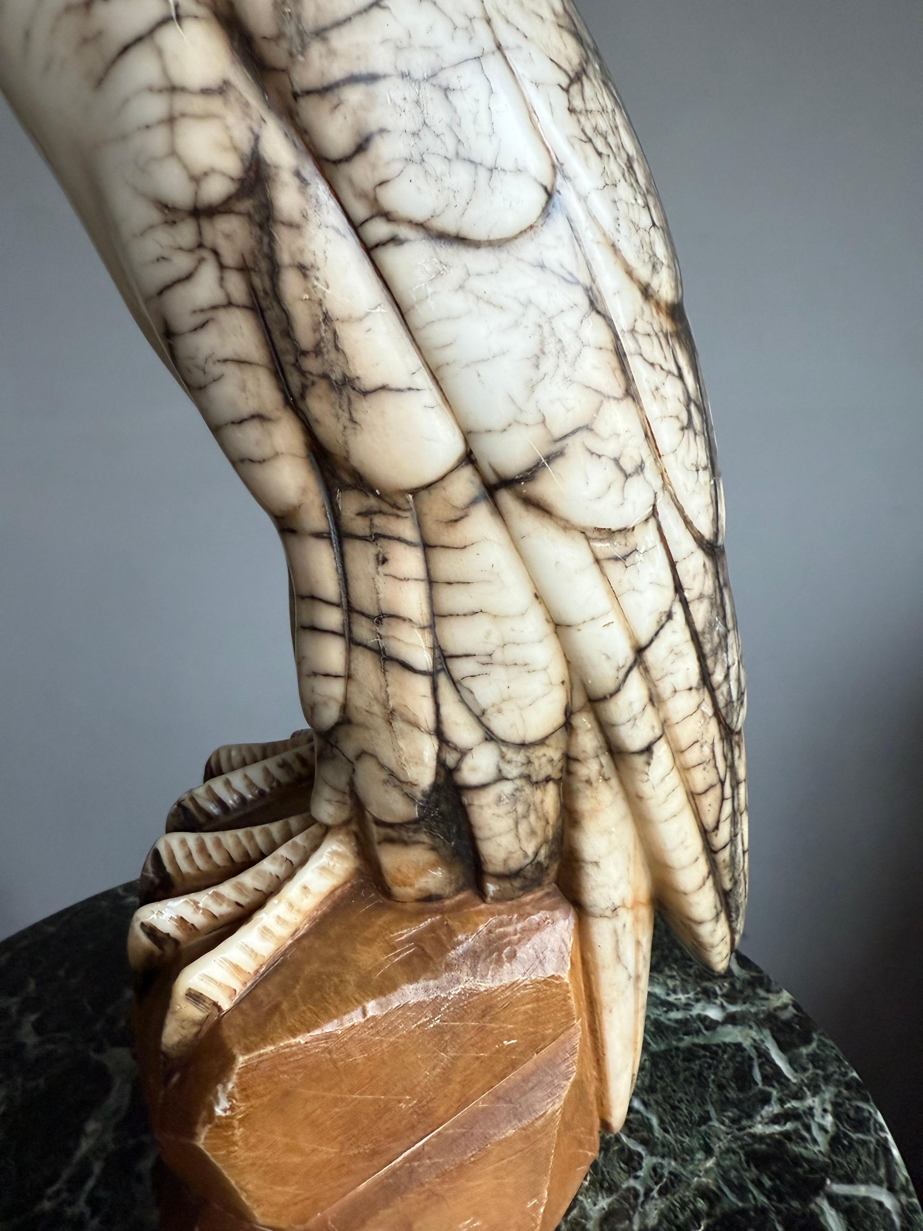 Gran Escultura de Águila Calva Americana de Alabastro Tallada a Mano y Antigua Menta Estatua Tallado a mano en venta