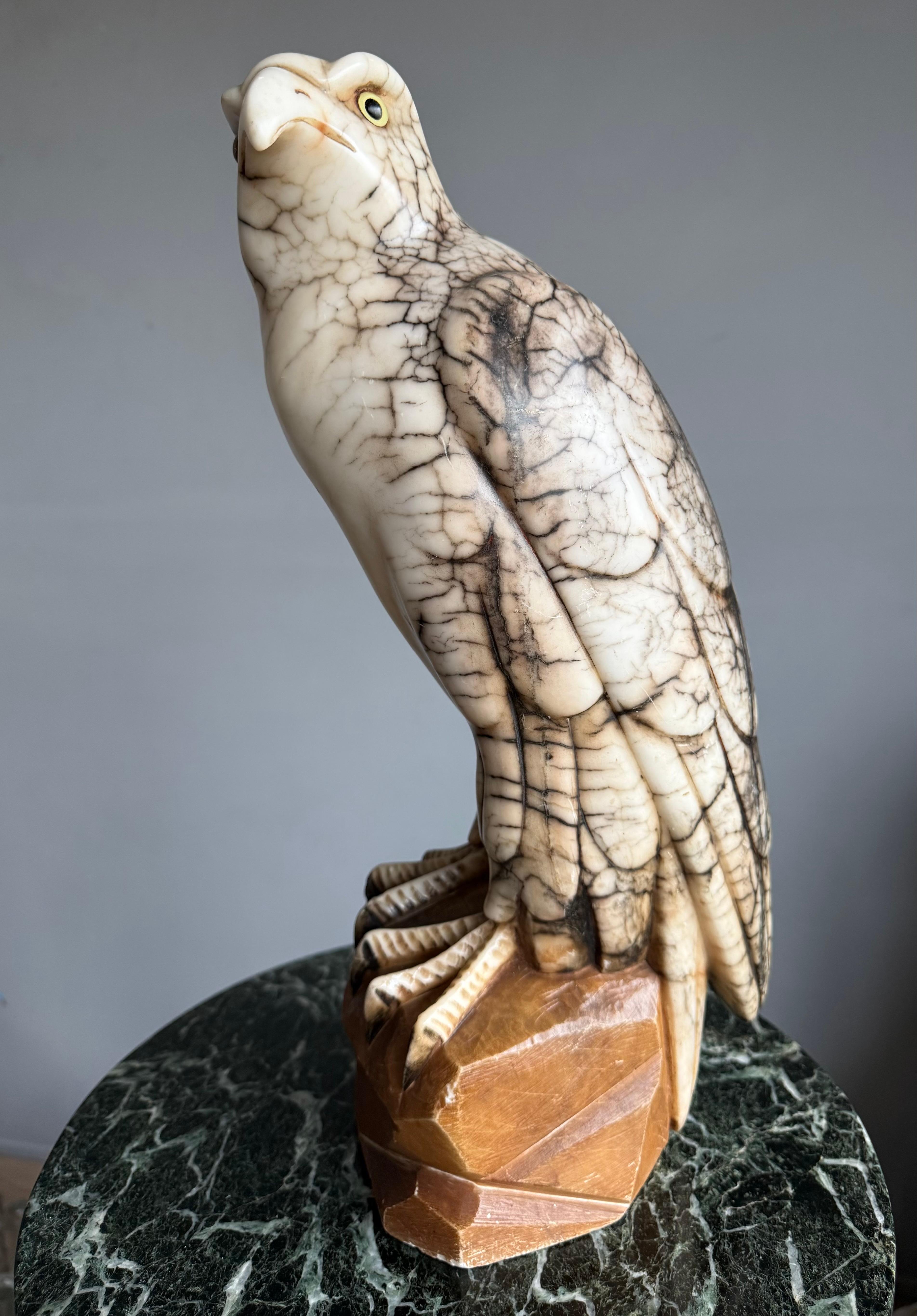Gran Escultura de Águila Calva Americana de Alabastro Tallada a Mano y Antigua Menta Estatua en Excelente estado para la venta en Lisse, NL