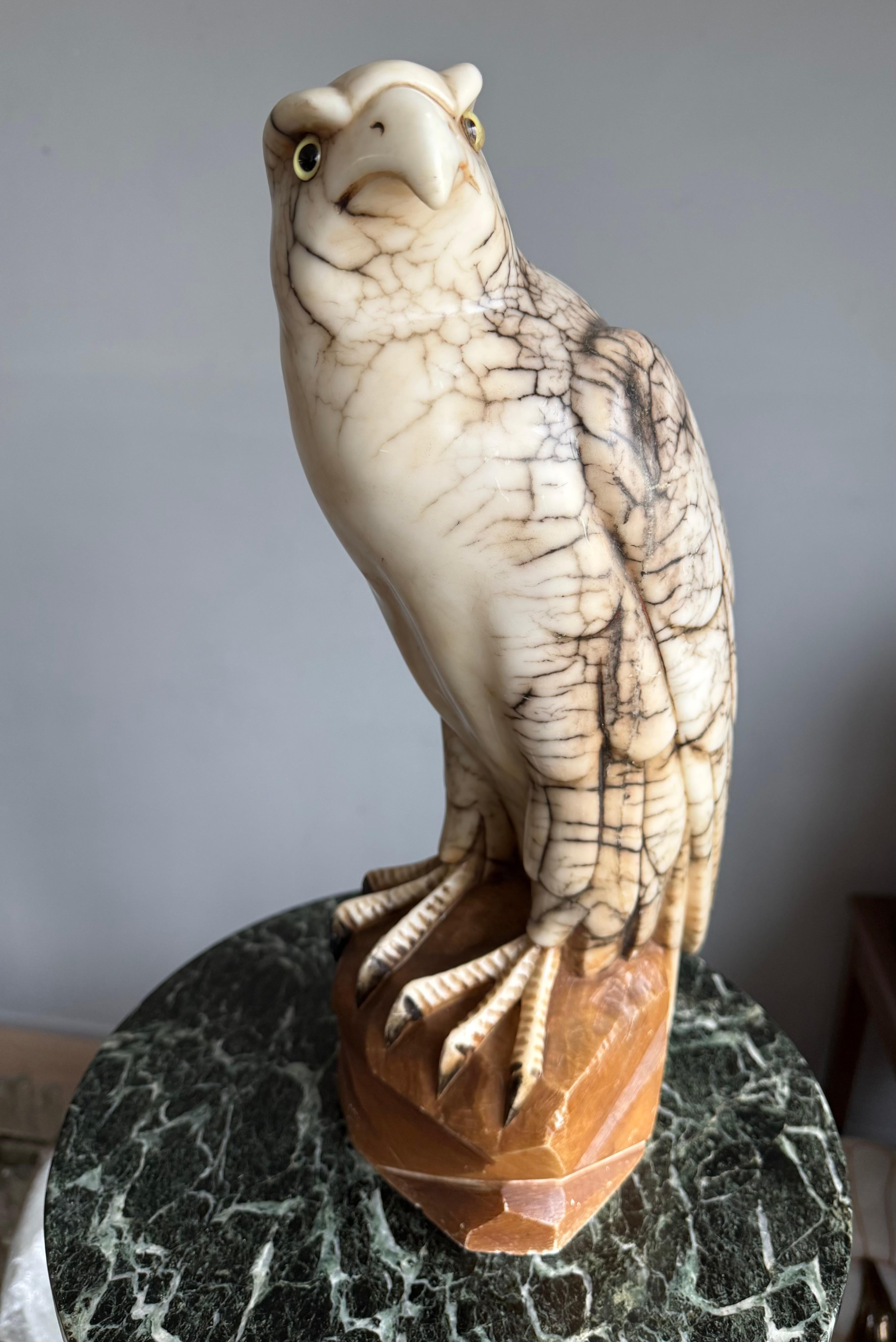 Gran Escultura de Águila Calva Americana de Alabastro Tallada a Mano y Antigua Menta Estatua siglo XX en venta