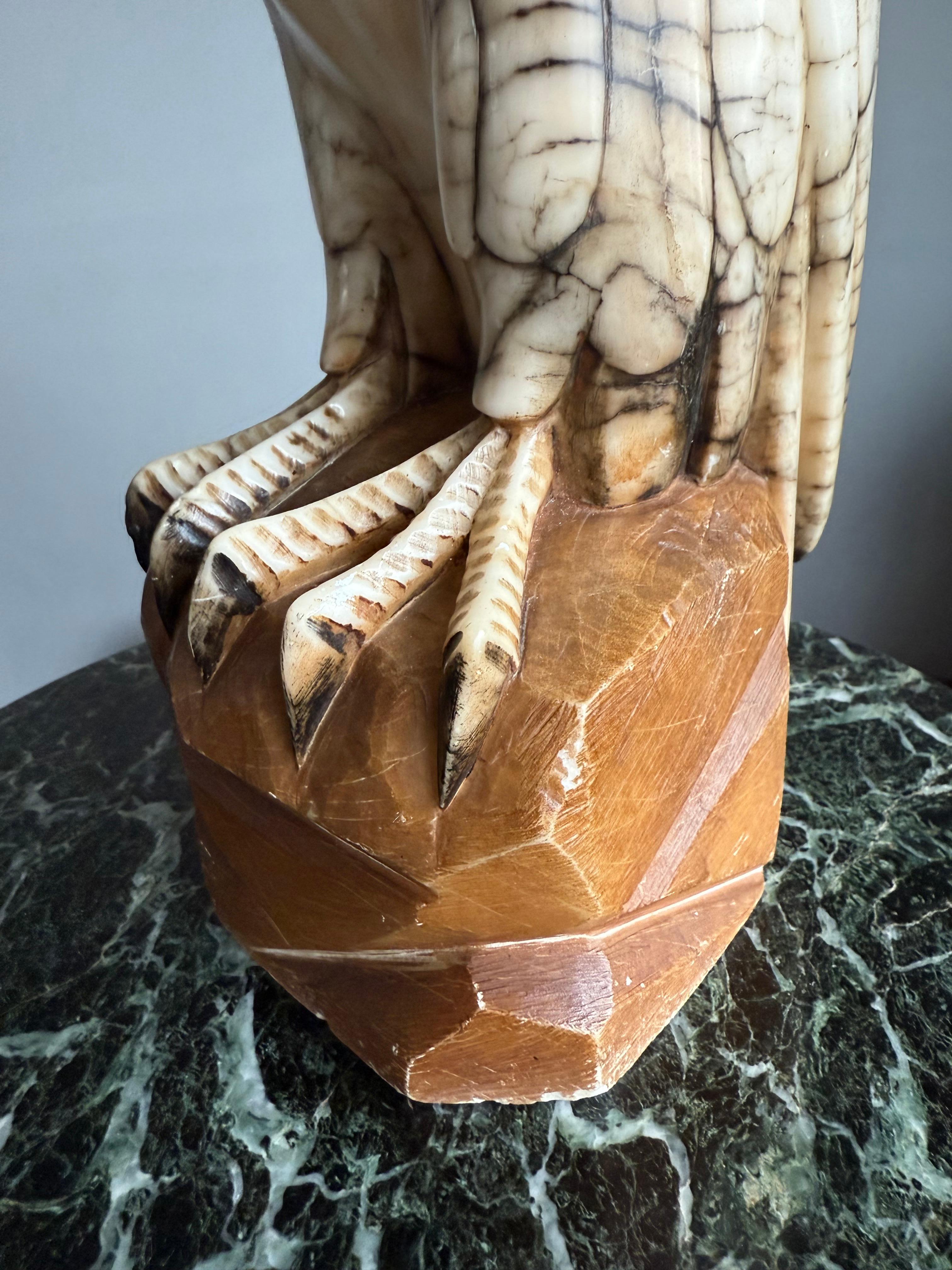 Gran Escultura de Águila Calva Americana de Alabastro Tallada a Mano y Antigua Menta Estatua Vidrio en venta