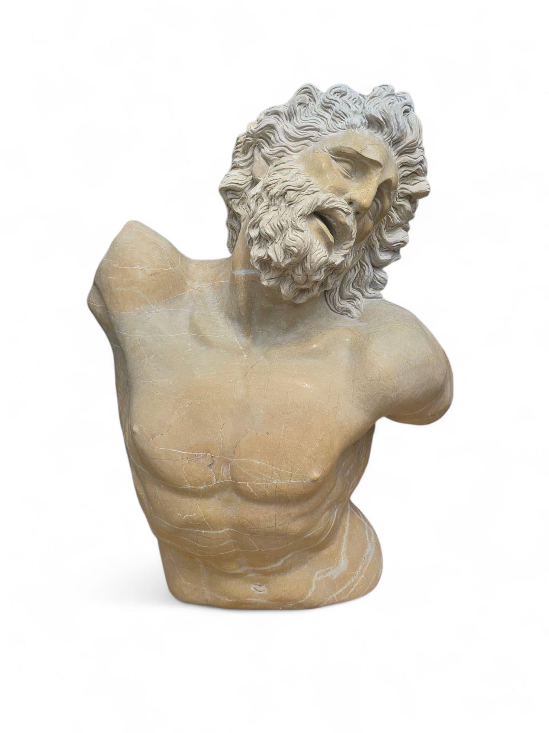 Scultura di grande effetto raffigurante il torso di un fauno, scolpita a mano in pietra naturale in Italia, probabilmente nel corso del XX secolo. Questa classica figura mitologica - metà uomo e metà capra - è rappresentata con un'anatomia muscolare