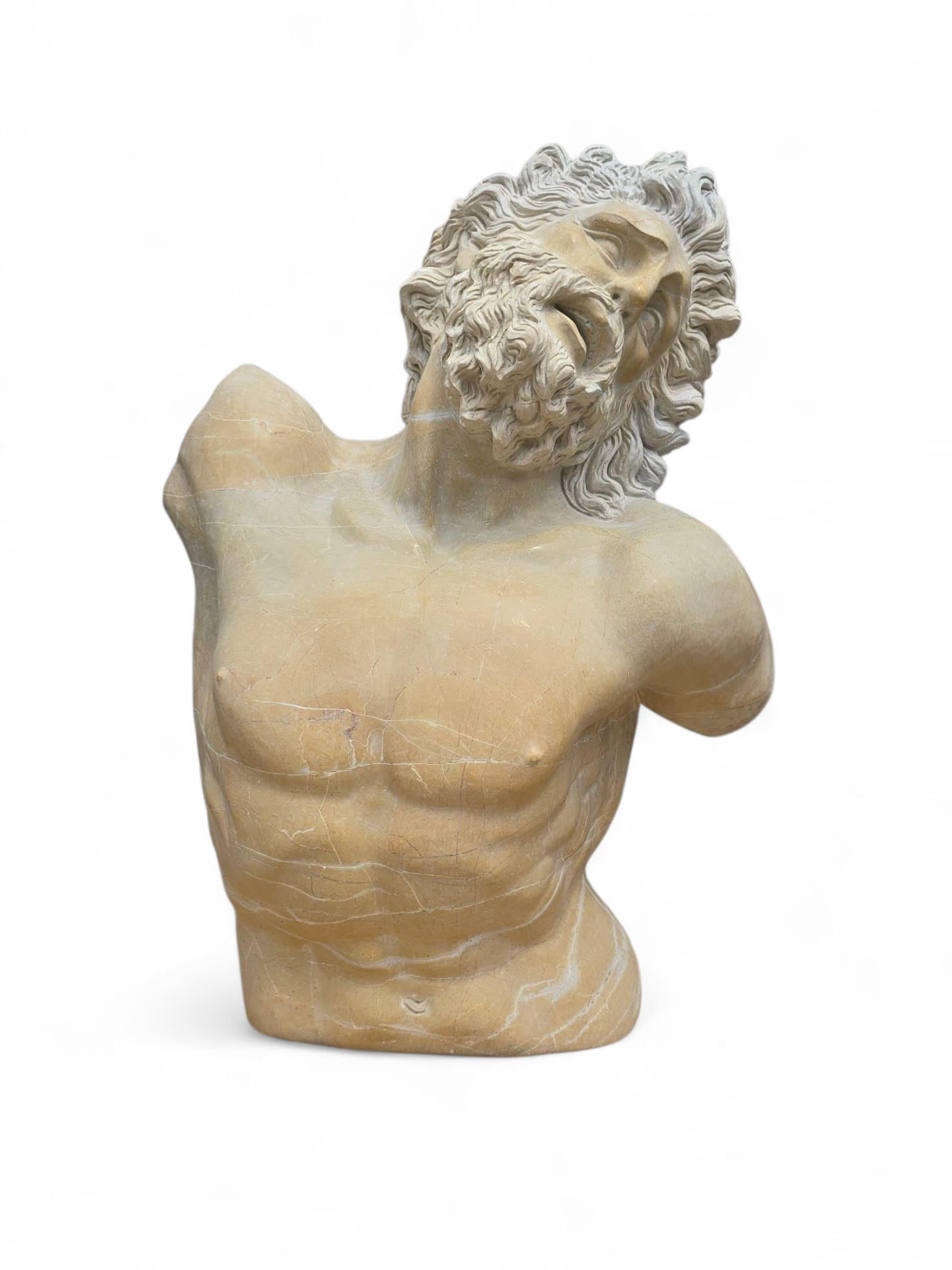 Grande torso di fauno in pietra naturale scolpito a mano, Italia, XX secolo In condizioni buone in vendita a Madrid, ES