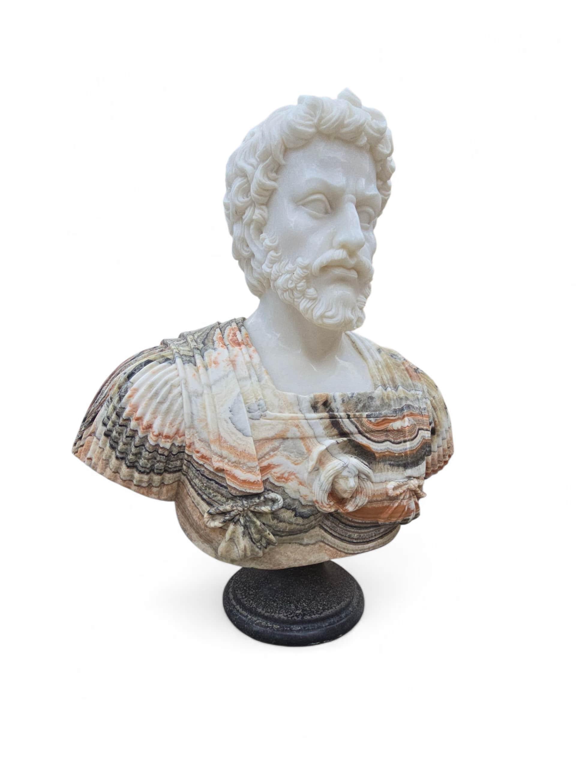 Impresionante busto de un emperador romano, tallado a mano en Italia en una combinación de ónice y mármol, probablemente del siglo XX. La pieza muestra un rostro finamente detallado y un atuendo clásico, y el veteado natural de las piedras realza el