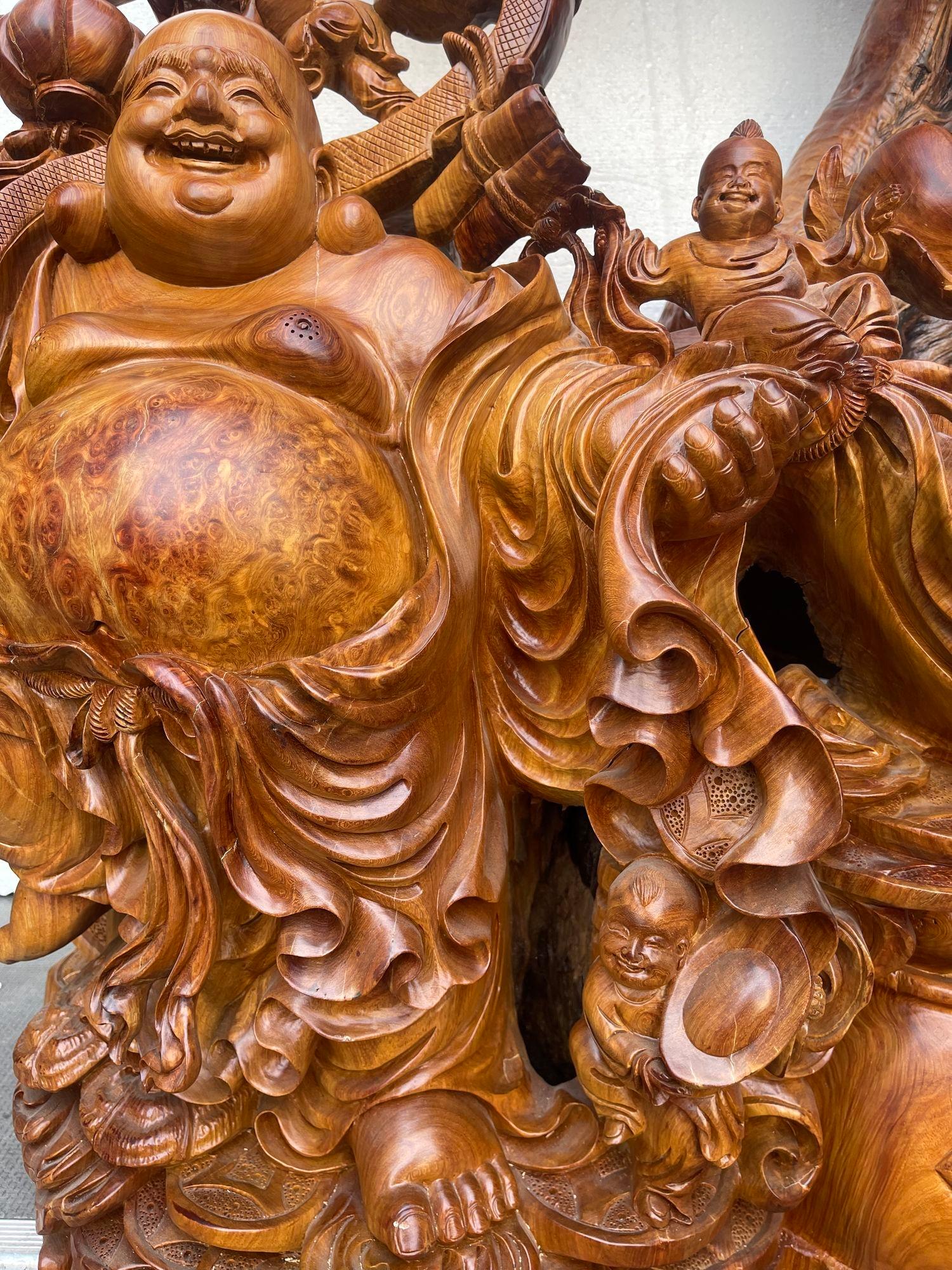 Cambogiano Grande Buddha Hotei intagliato a mano in legno di Padauk con bambini e albero bonsai degli anni '50. in vendita