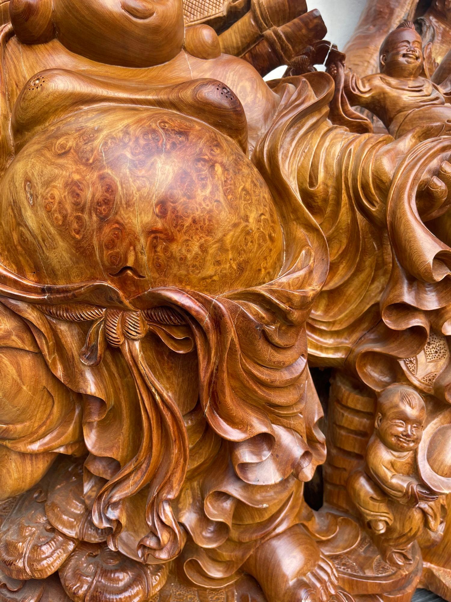 Grande Buddha Hotei intagliato a mano in legno di Padauk con bambini e albero bonsai degli anni '50. In condizioni buone in vendita a Los Angeles, CA