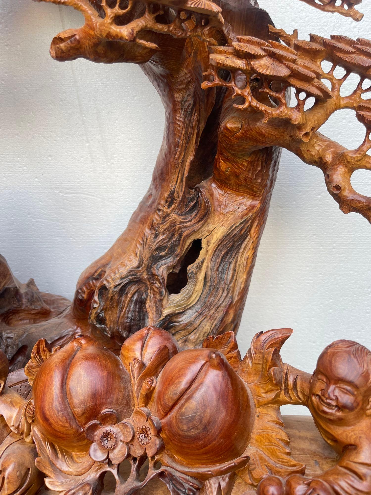 Legno Grande Buddha Hotei intagliato a mano in legno di Padauk con bambini e albero bonsai degli anni '50. in vendita