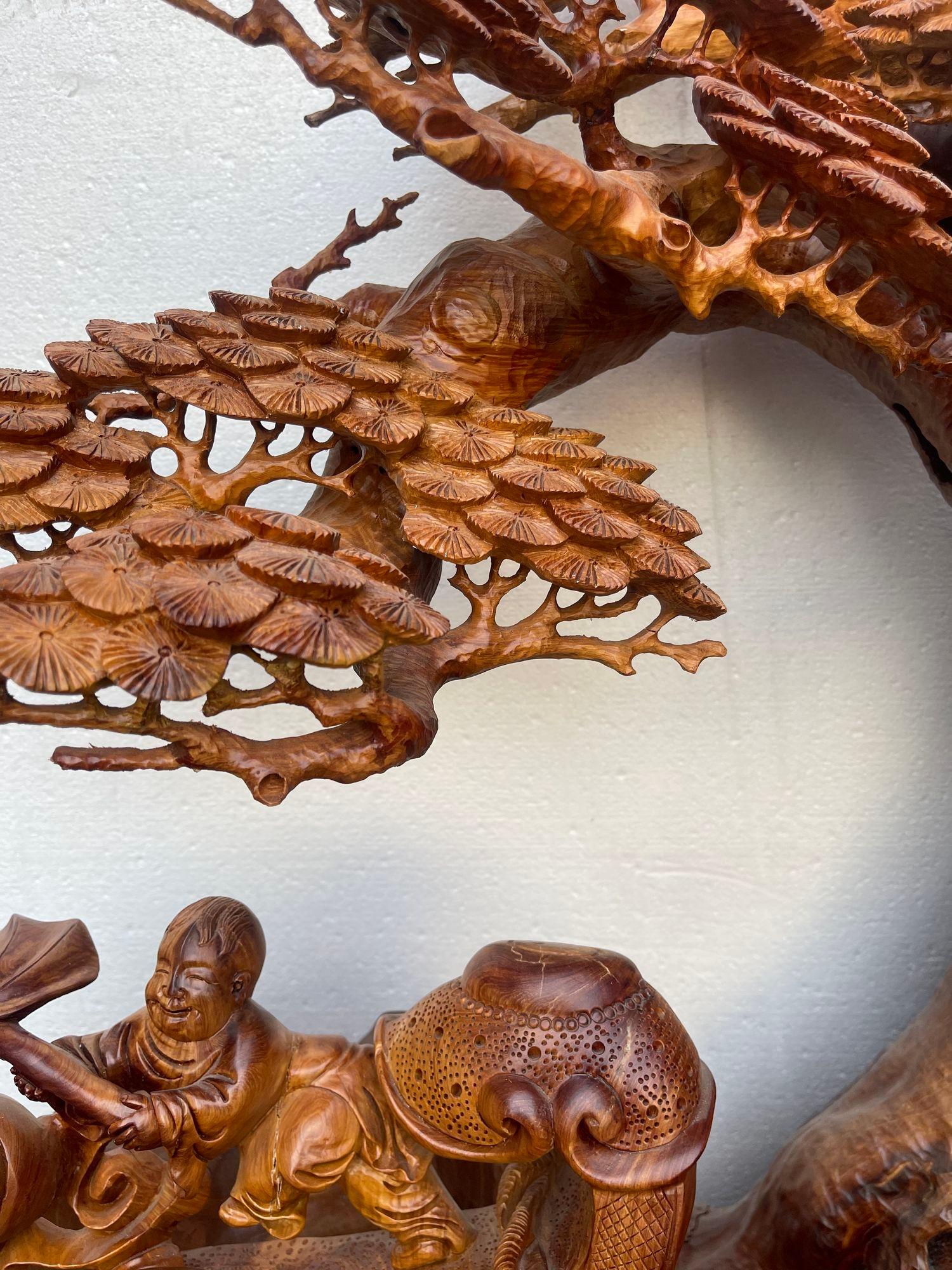 Grande Buddha Hotei intagliato a mano in legno di Padauk con bambini e albero bonsai degli anni '50. in vendita 1
