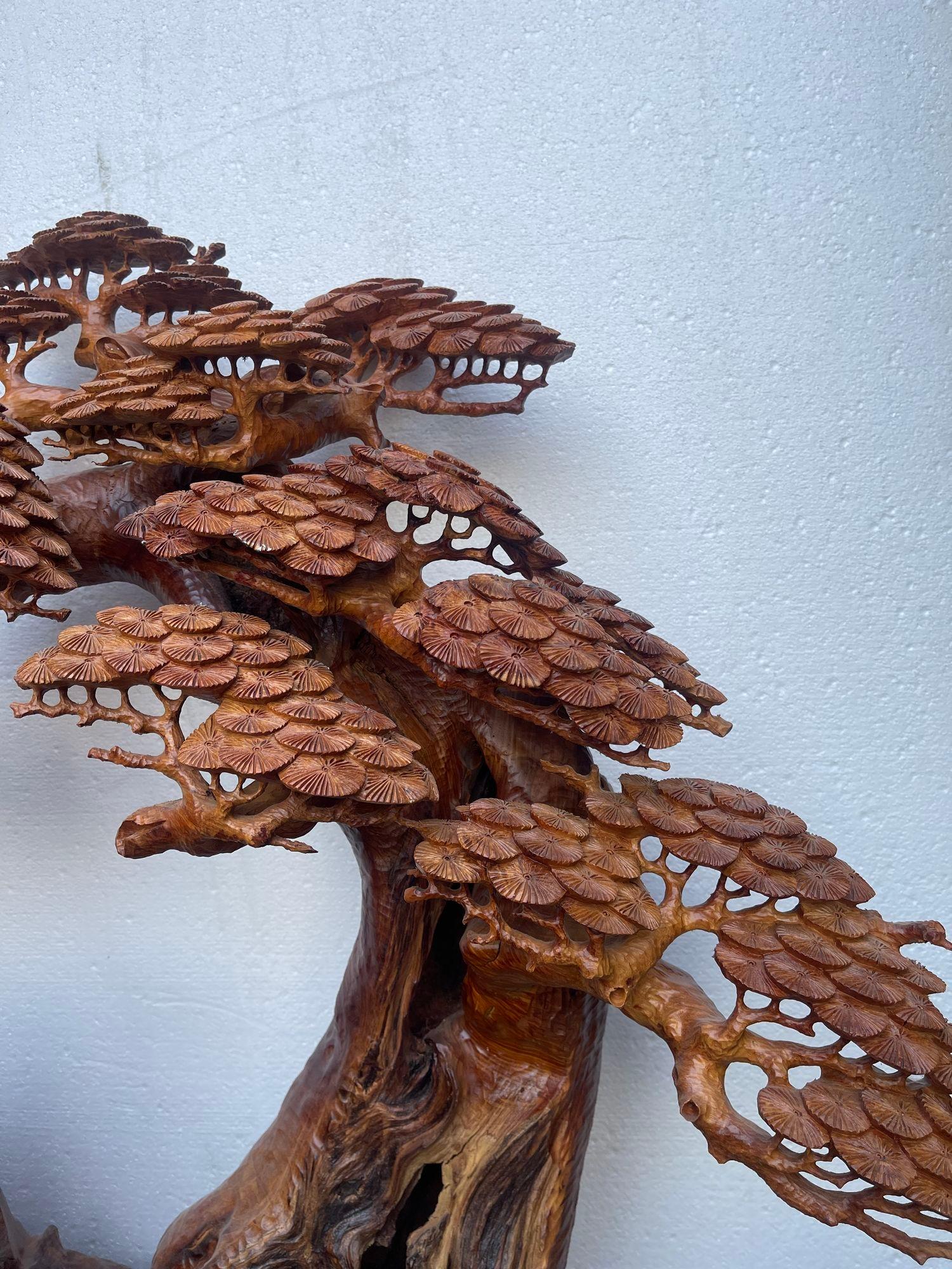 Grande Buddha Hotei intagliato a mano in legno di Padauk con bambini e albero bonsai degli anni '50. in vendita 3