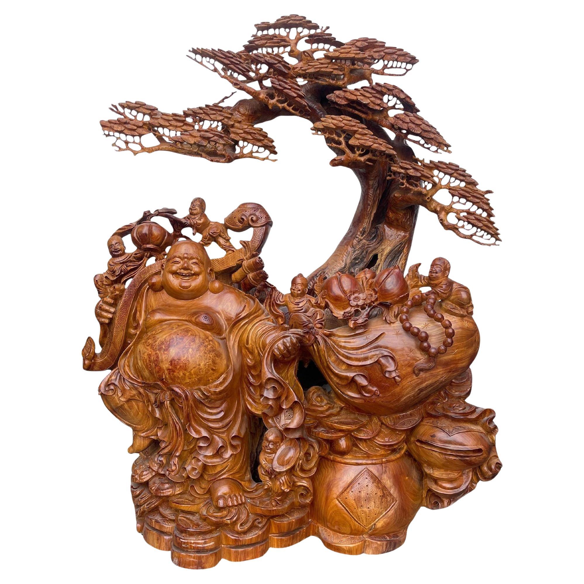 Grande Buddha Hotei intagliato a mano in legno di Padauk con bambini e albero bonsai degli anni '50. in vendita