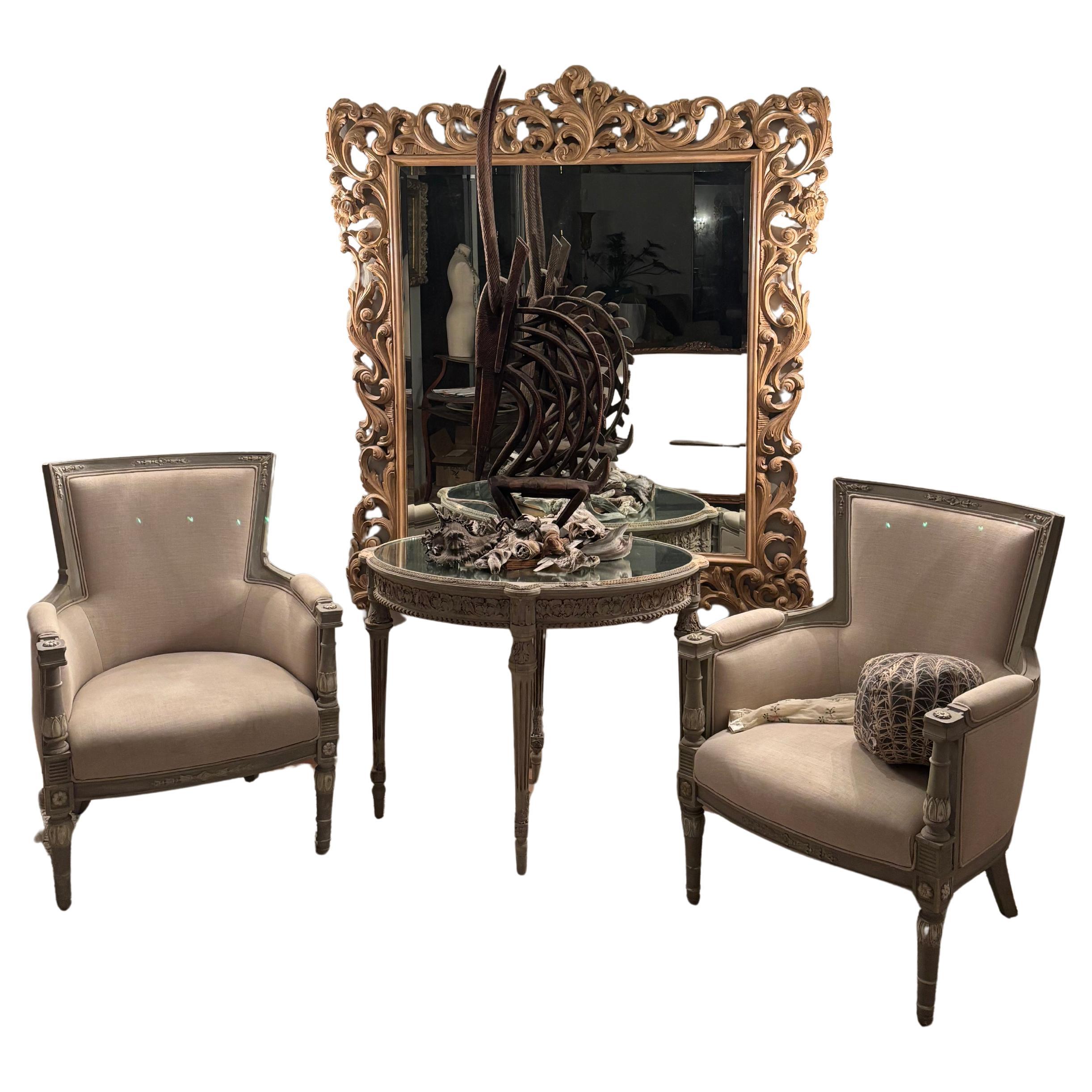 Ce très grand miroir biseauté se présente sous la forme d'un cadre sculpté avec des éléments en relief.  Feuilles d'acanthe stylisées, volutes et boucles.
Le cadre est inhabituel dans une finition de bois blanchi et cérusé. 
