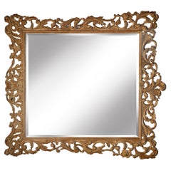 Grande specchio con cornice in legno biondo decapato intagliato a mano