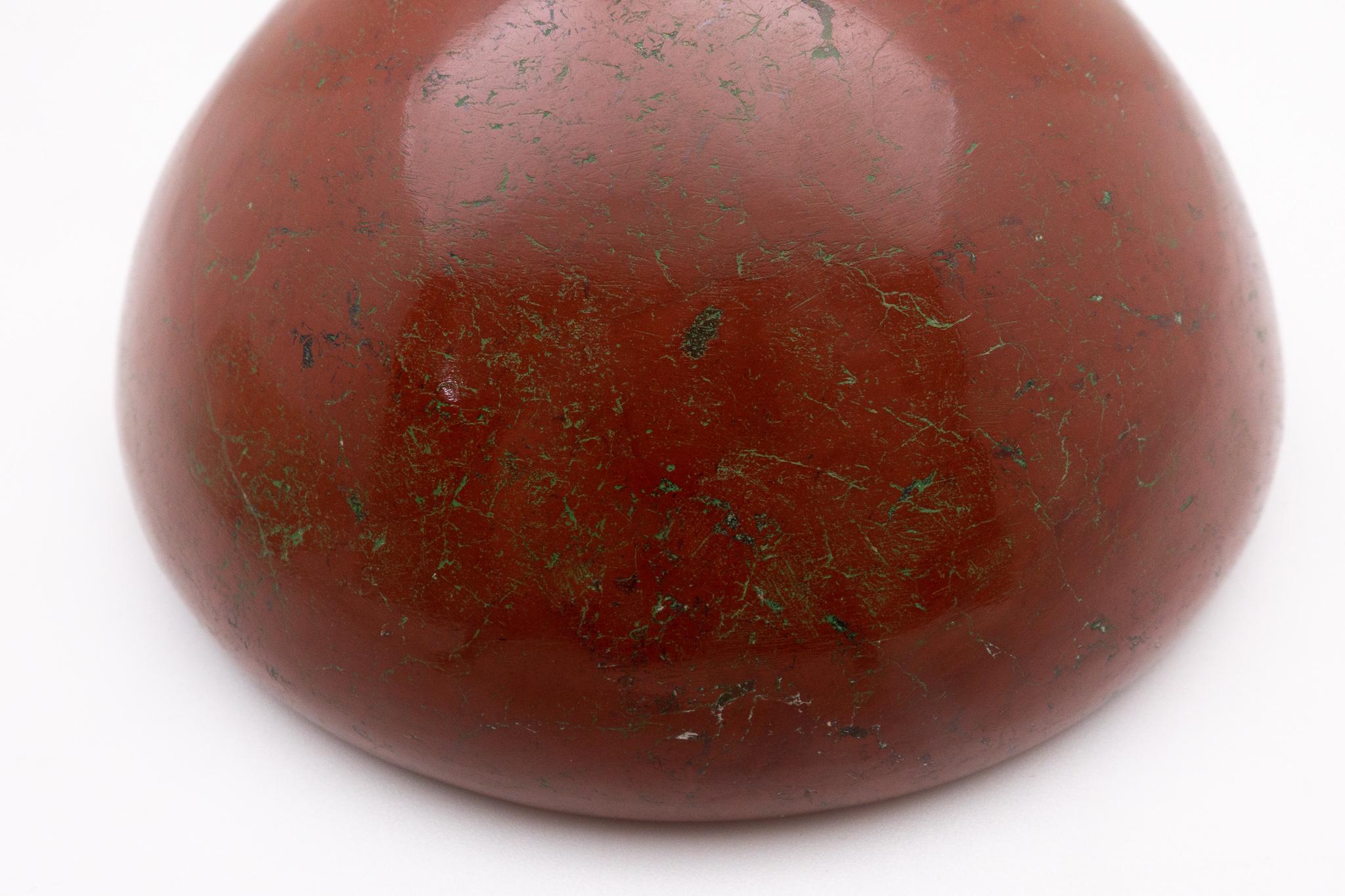 Indien Grand bol en jaspe rouge sculpté à la main, d'Inde en vente