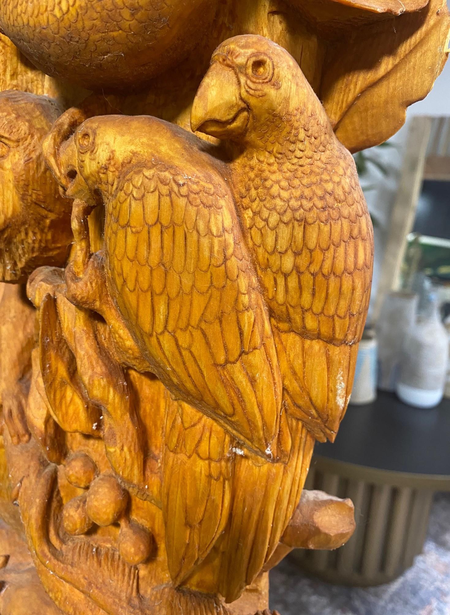 Grand poteau de sculpture totem en bois sculpté à la main, signé, représentant une scène d'animaux sauvages en Jungle en vente 3