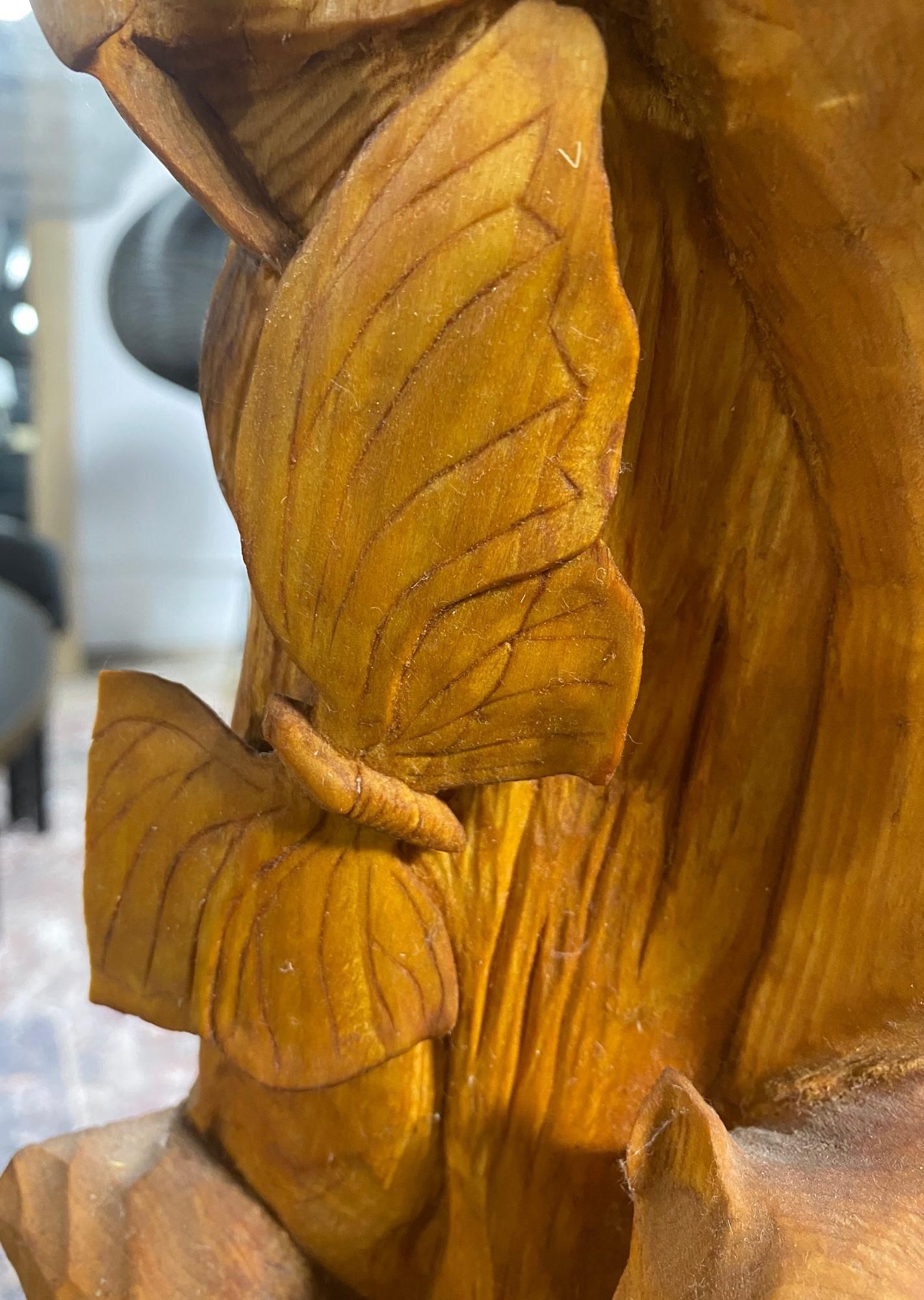 Grand poteau de sculpture totem en bois sculpté à la main, signé, représentant une scène d'animaux sauvages en Jungle en vente 6