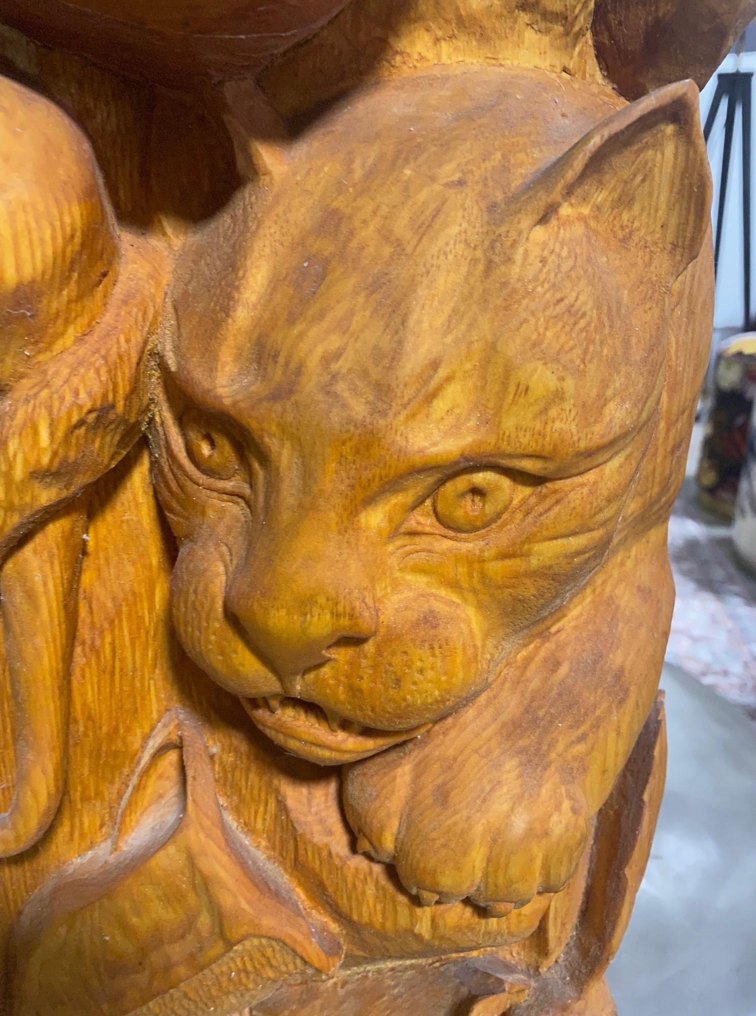 Grand poteau de sculpture totem en bois sculpté à la main, signé, représentant une scène d'animaux sauvages en Jungle en vente 8