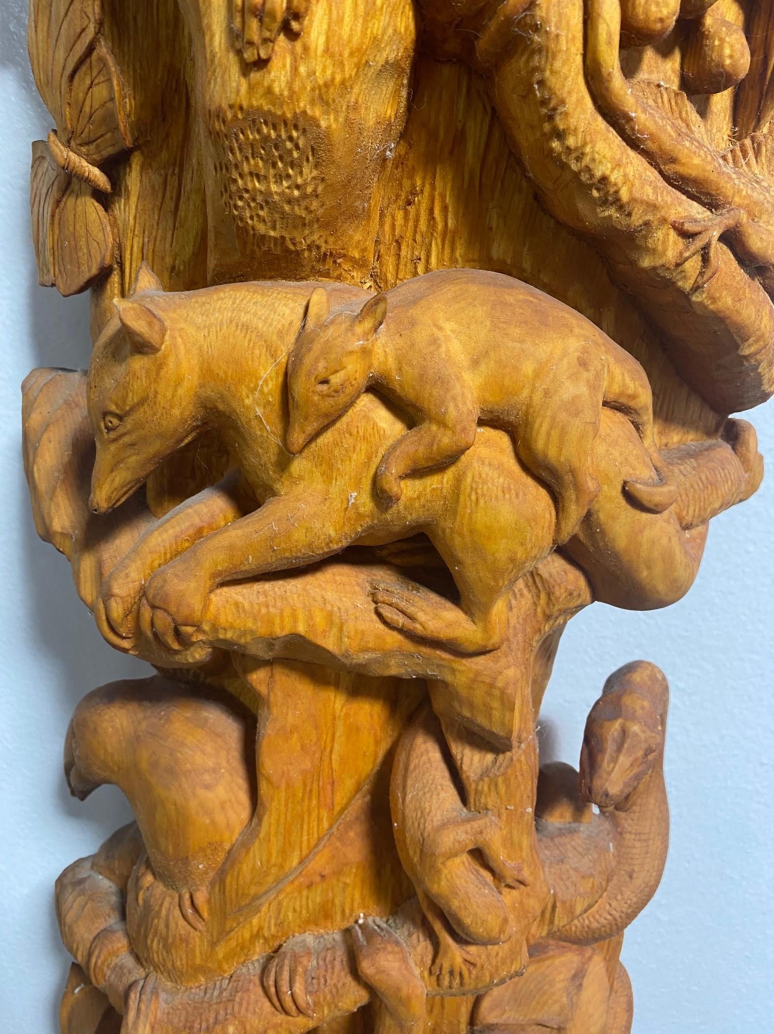 Grand poteau de sculpture totem en bois sculpté à la main, signé, représentant une scène d'animaux sauvages en Jungle en vente 9