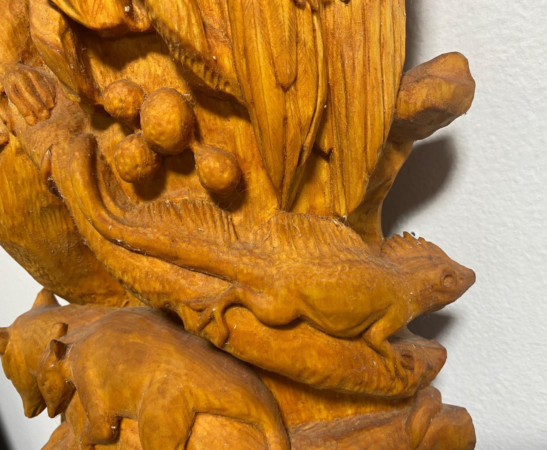 Grand poteau de sculpture totem en bois sculpté à la main, signé, représentant une scène d'animaux sauvages en Jungle en vente 10