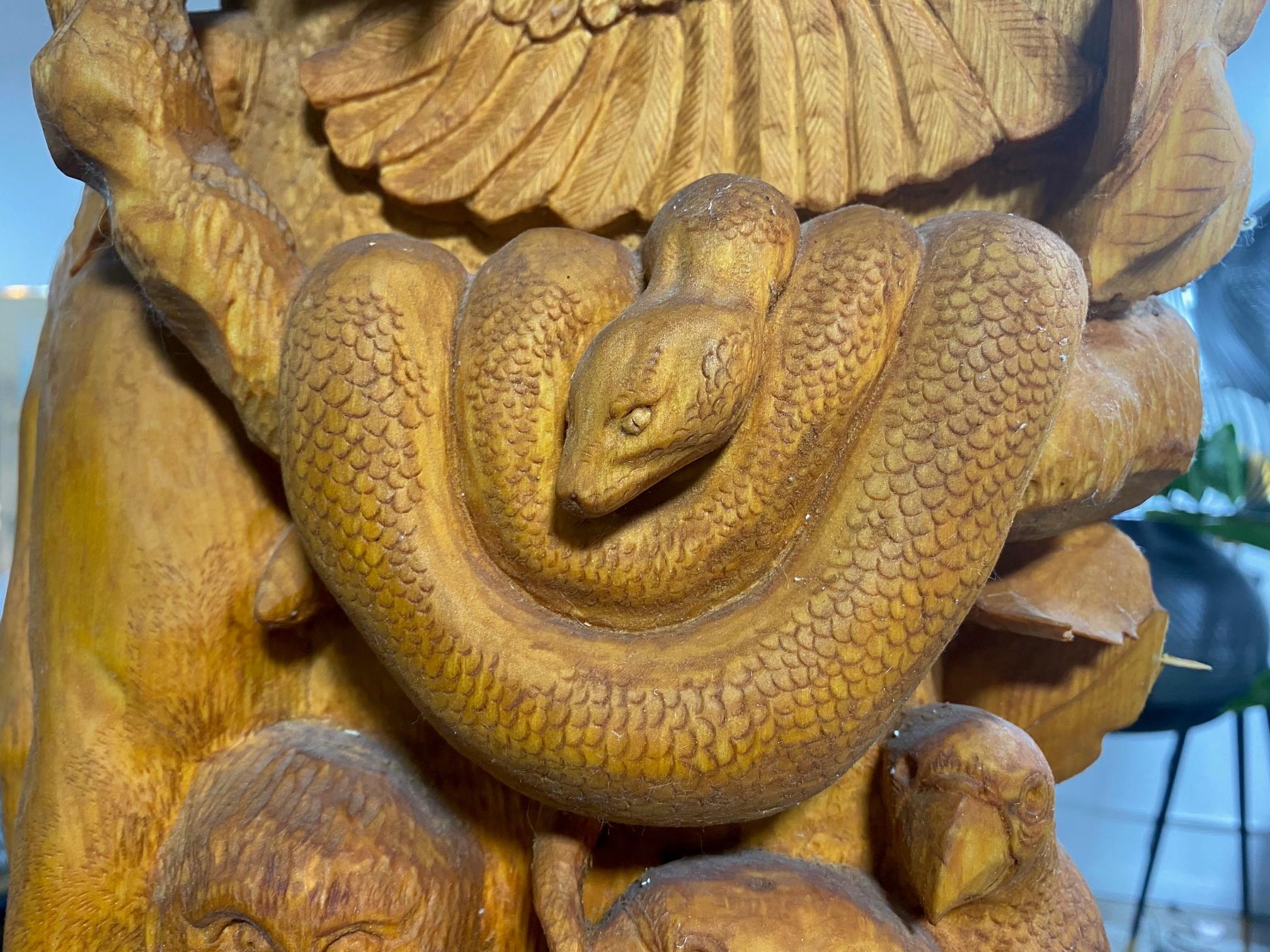 Grand poteau de sculpture totem en bois sculpté à la main, signé, représentant une scène d'animaux sauvages en Jungle en vente 11