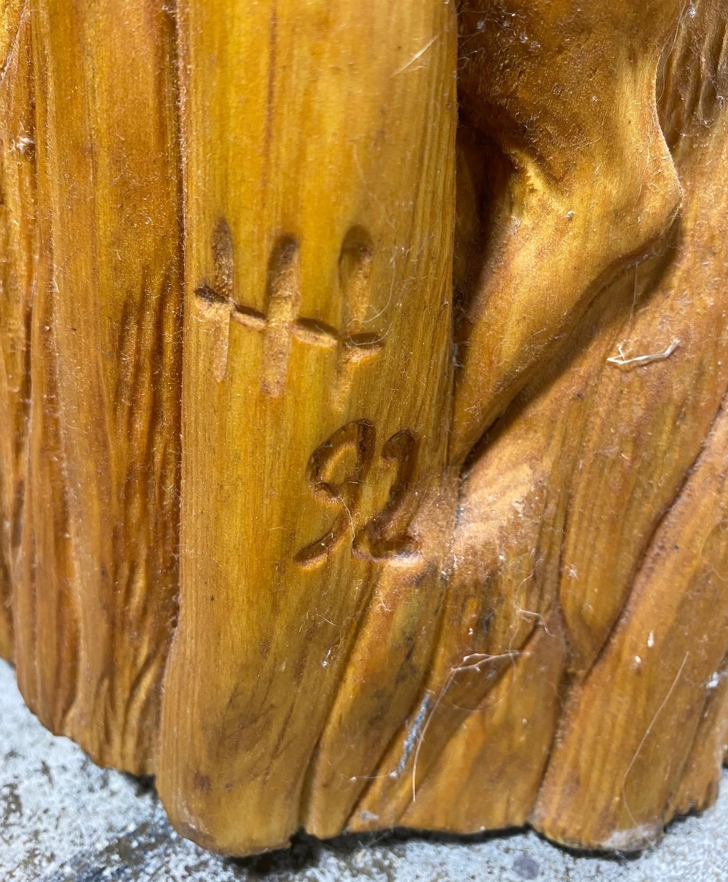 Grand poteau de sculpture totem en bois sculpté à la main, signé, représentant une scène d'animaux sauvages en Jungle en vente 12