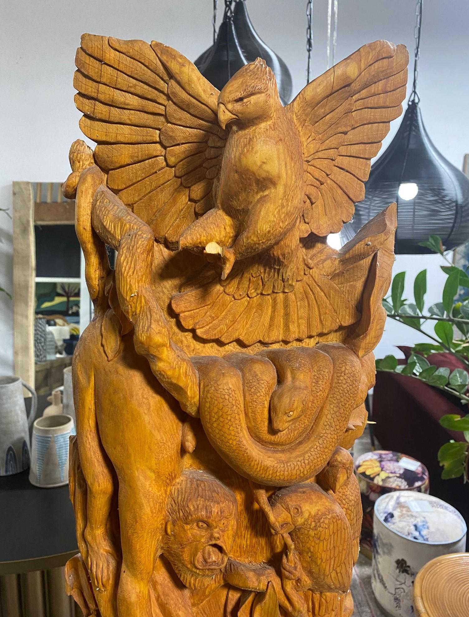Nord-américain Grand poteau de sculpture totem en bois sculpté à la main, signé, représentant une scène d'animaux sauvages en Jungle en vente