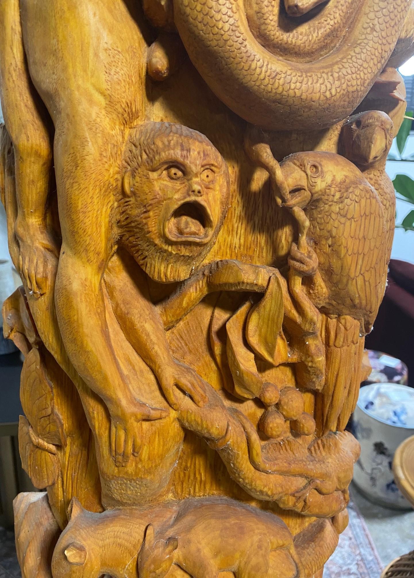 Sculpté à la main Grand poteau de sculpture totem en bois sculpté à la main, signé, représentant une scène d'animaux sauvages en Jungle en vente