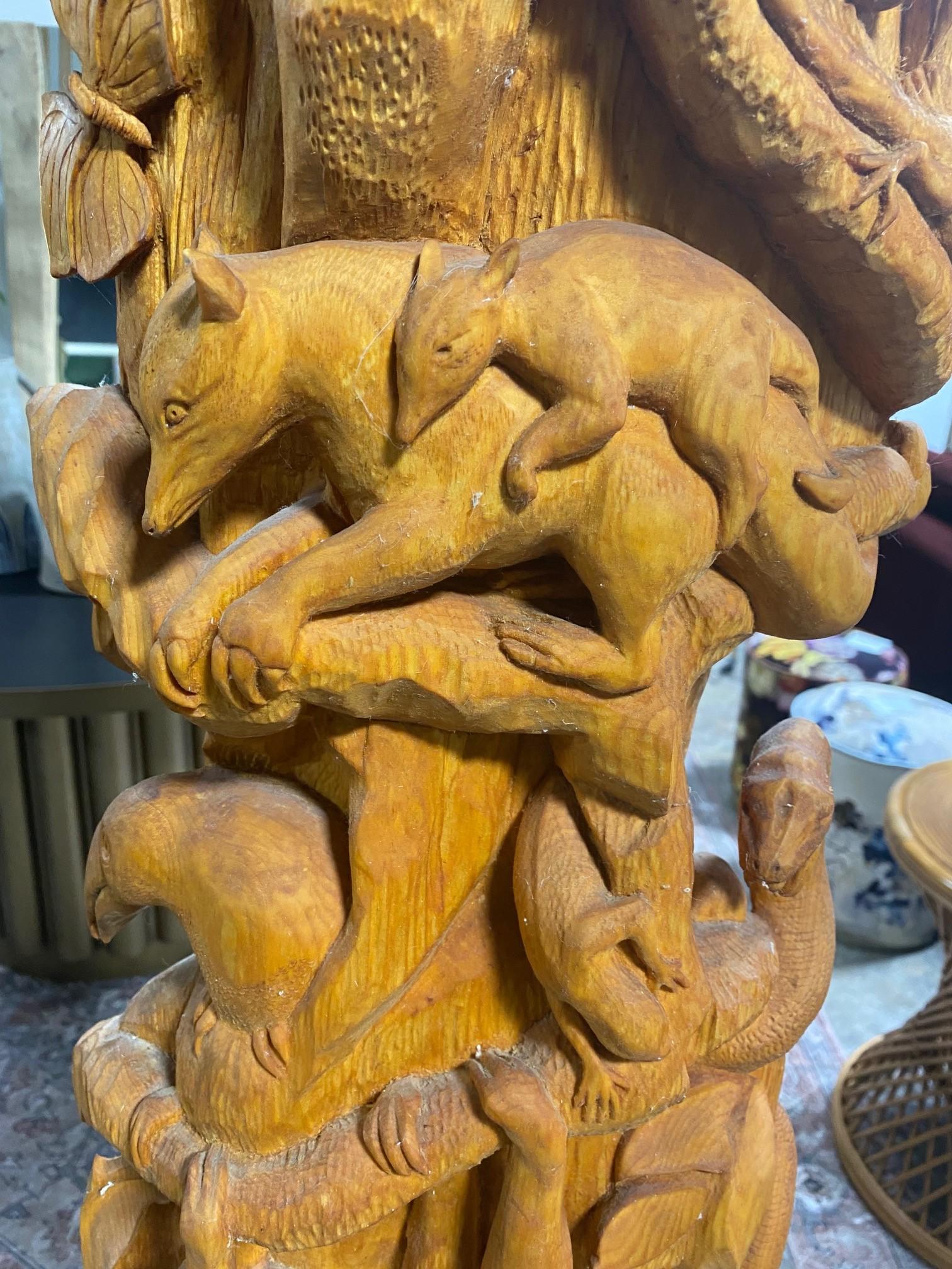 Grand poteau de sculpture totem en bois sculpté à la main, signé, représentant une scène d'animaux sauvages en Jungle Bon état - En vente à Studio City, CA