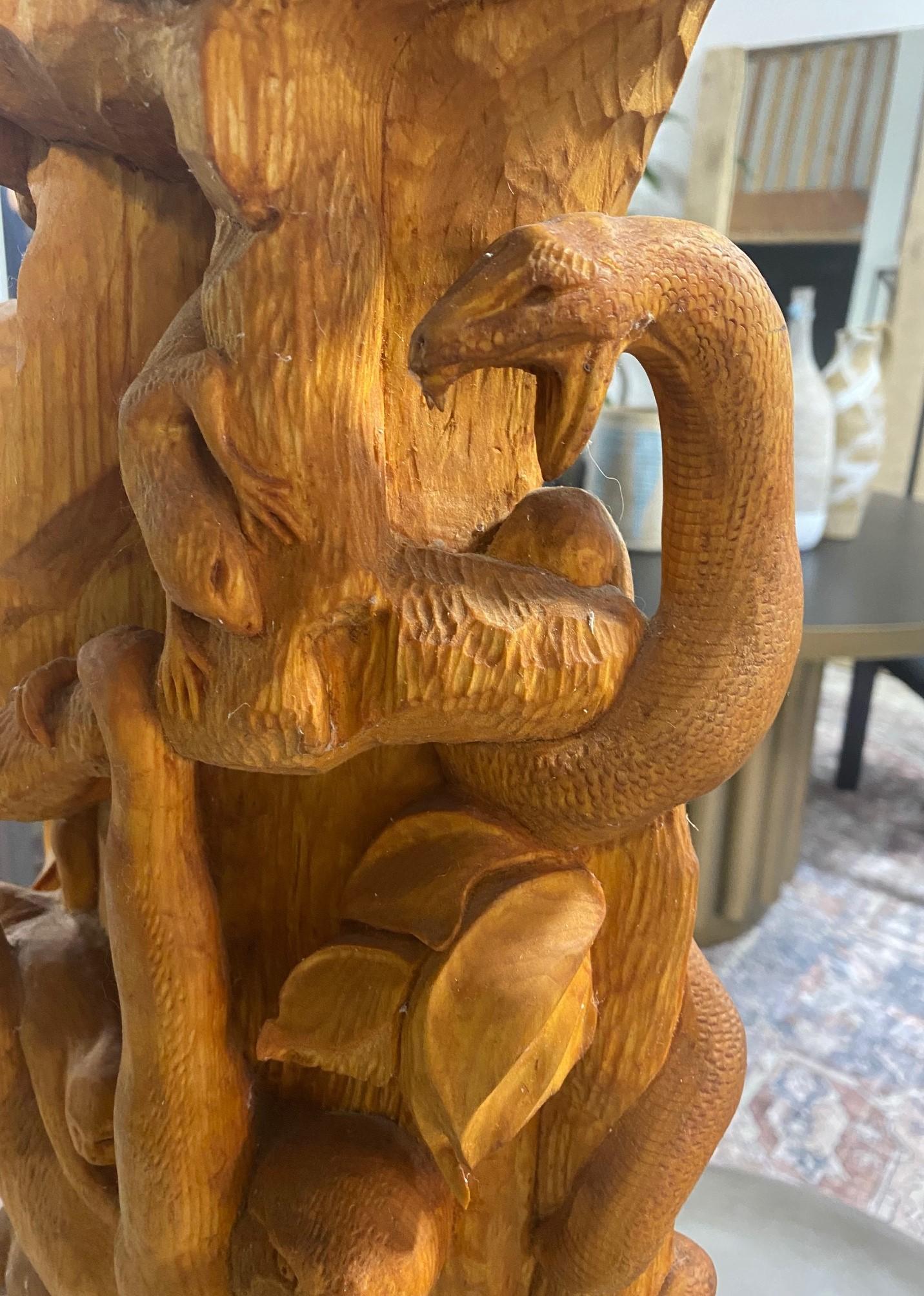 Fin du 20e siècle Grand poteau de sculpture totem en bois sculpté à la main, signé, représentant une scène d'animaux sauvages en Jungle en vente