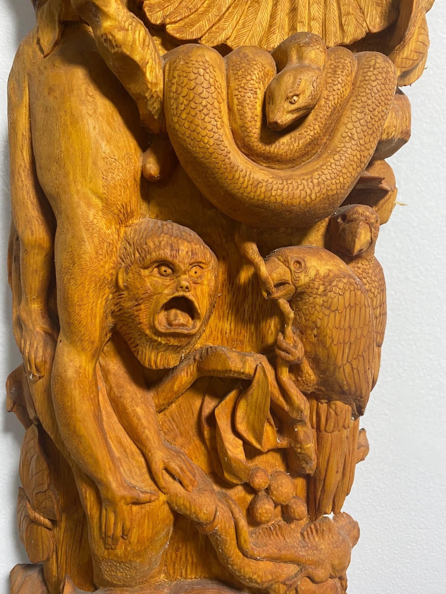 Bois Grand poteau de sculpture totem en bois sculpté à la main, signé, représentant une scène d'animaux sauvages en Jungle en vente