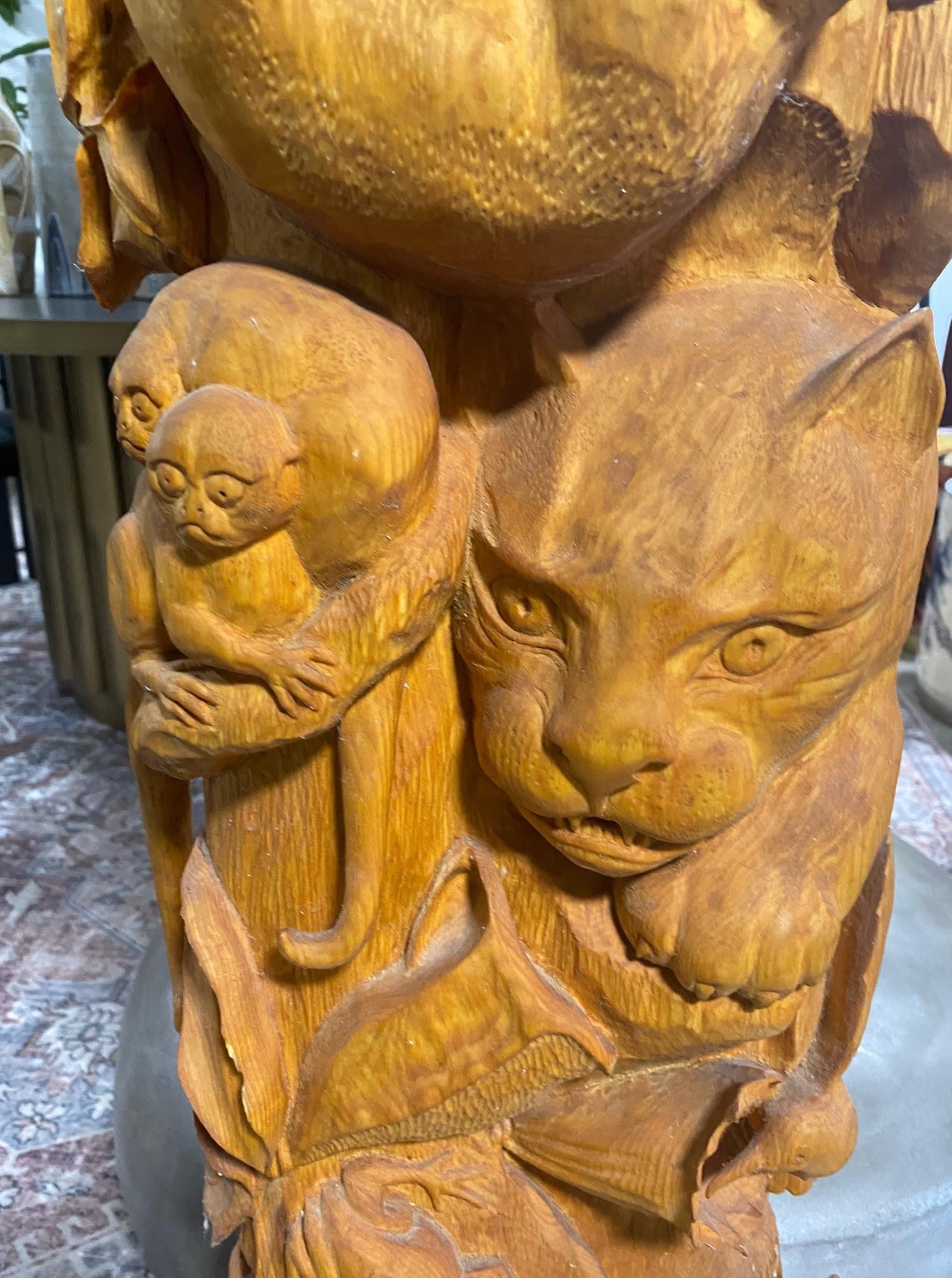 Grand poteau de sculpture totem en bois sculpté à la main, signé, représentant une scène d'animaux sauvages en Jungle en vente 1