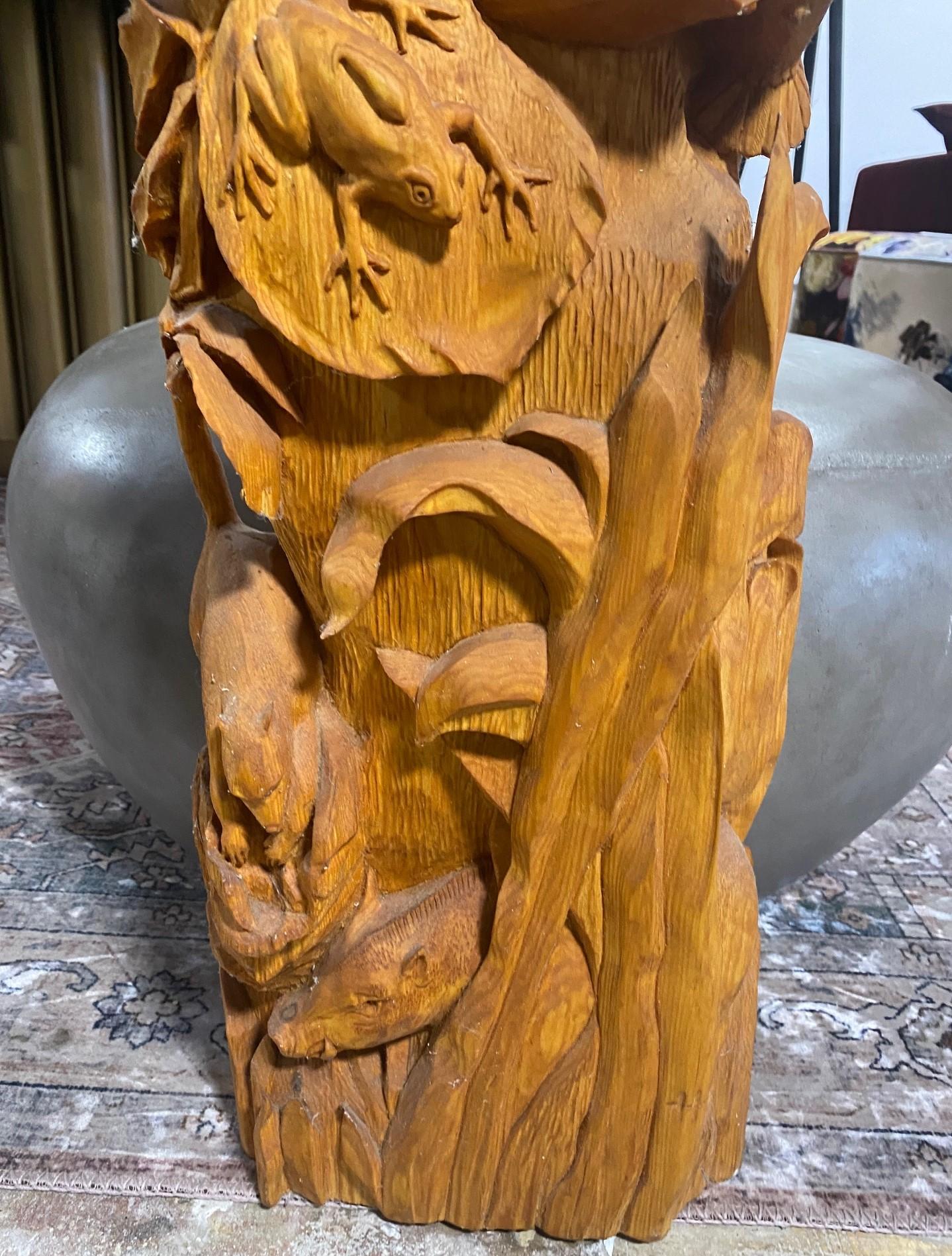 Grand poteau de sculpture totem en bois sculpté à la main, signé, représentant une scène d'animaux sauvages en Jungle en vente 2