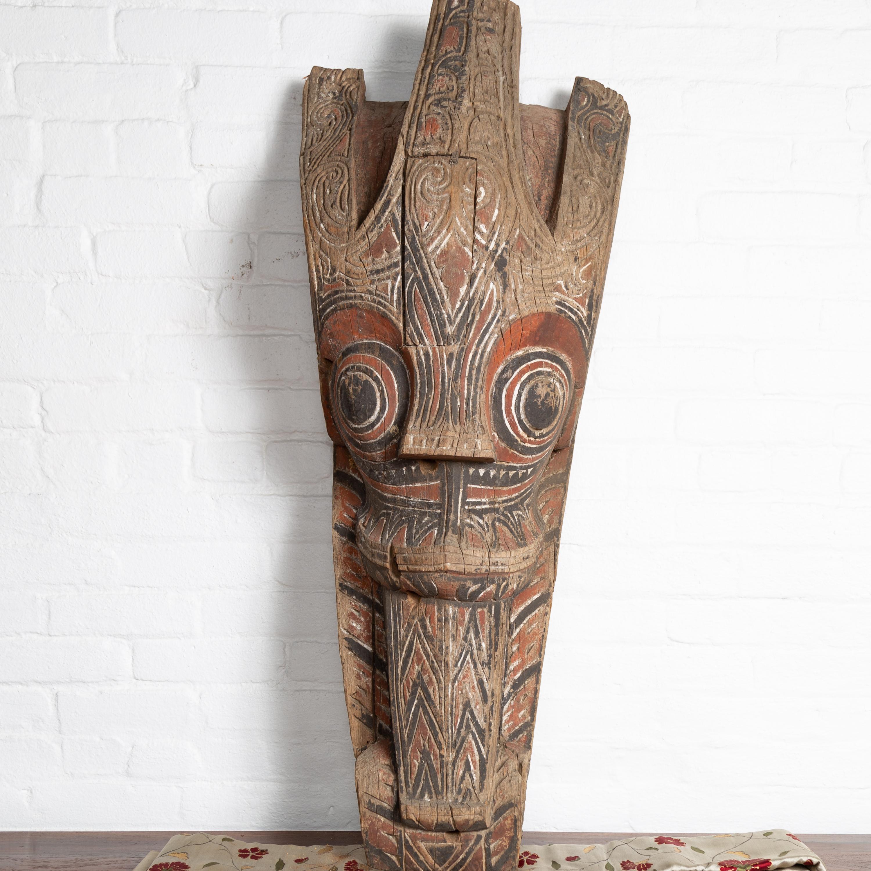 Eine große antike handgeschnitzte Stammesschnitzerei des Batak-Volkes aus Nord-Sumatra, genannt Singa Singa. Diese große, handgeschnitzte Skulptur von der indonesischen Insel Sumatra zieht mit ihrer charismatischen Präsenz alle Blicke auf sich und