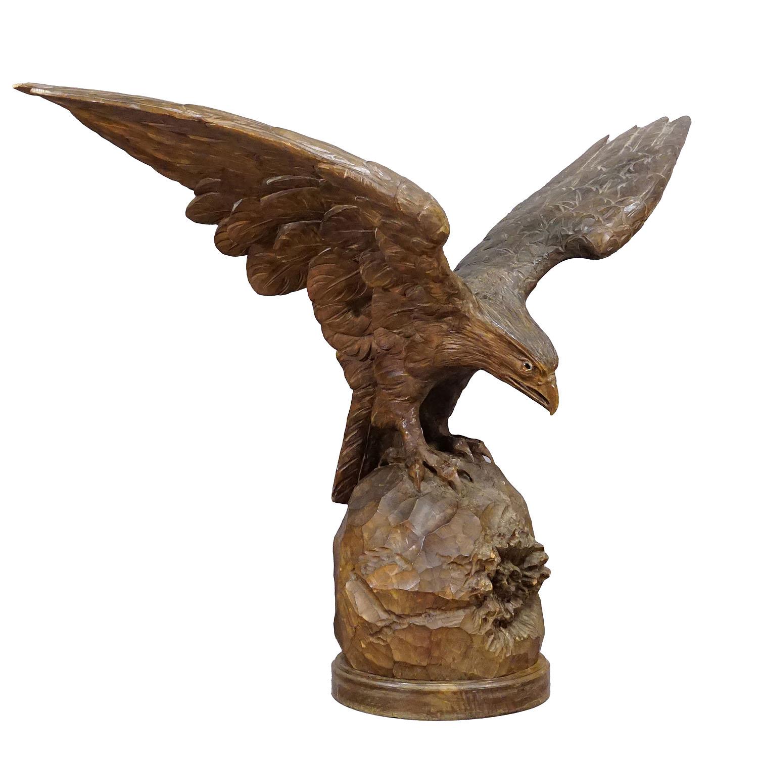 Gran estatua tallada a mano de un águila, Black Forest ca. 1900

Una expresiva escultura naturalista tallada de un águila de gran tamaño. El águila está sentada sobre una roca y ha desplegado las alas. La envergadura de las alas es de 100 cm (39,4'