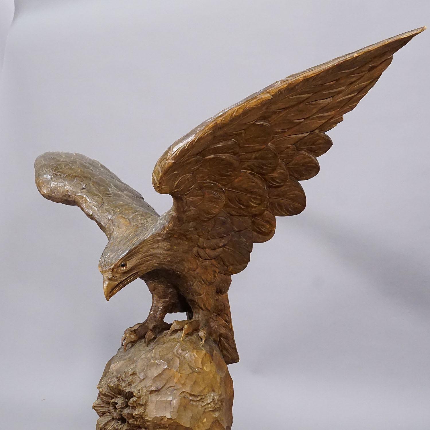 Gran estatua tallada a mano de un águila, Black Forest ca. 1900 Suizo en venta