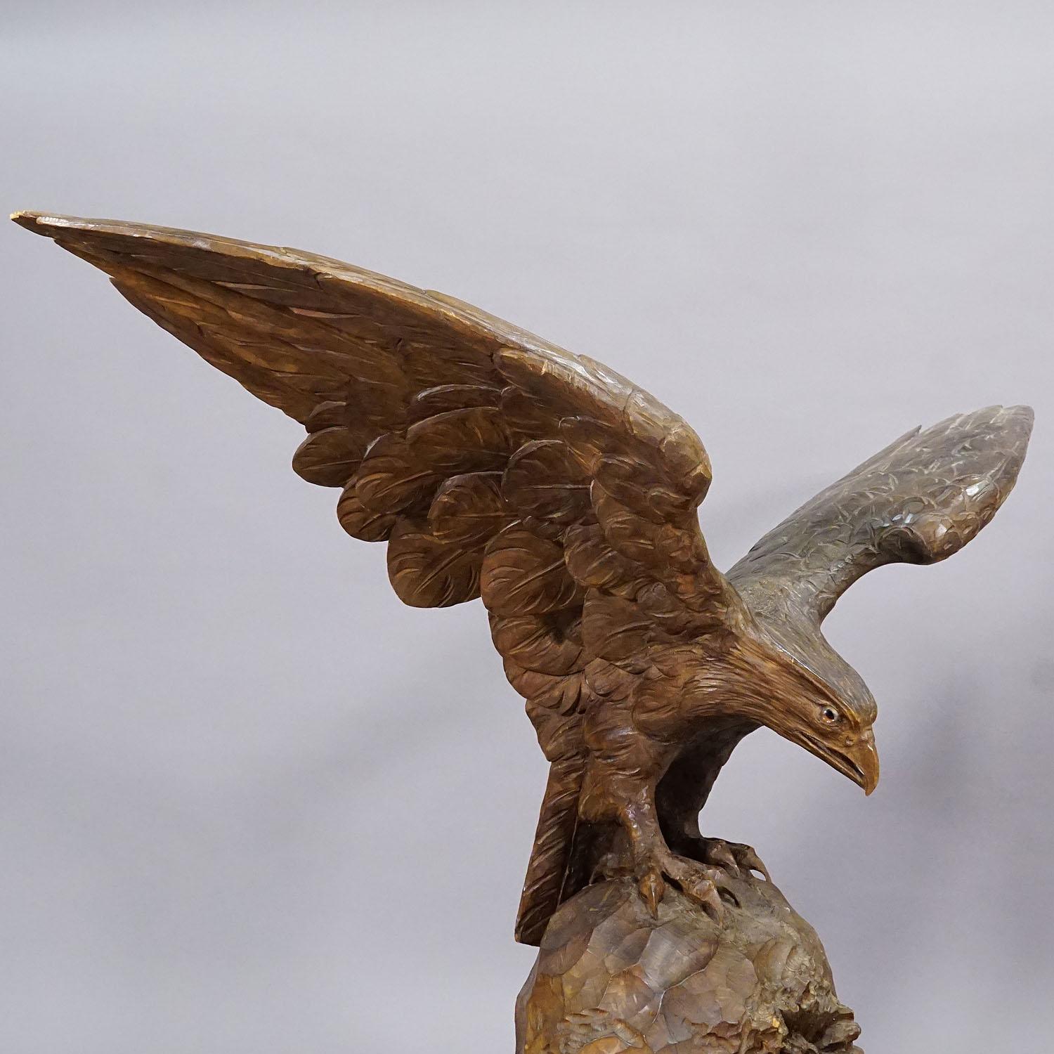 Gran estatua tallada a mano de un águila, Black Forest ca. 1900 Tallado en venta