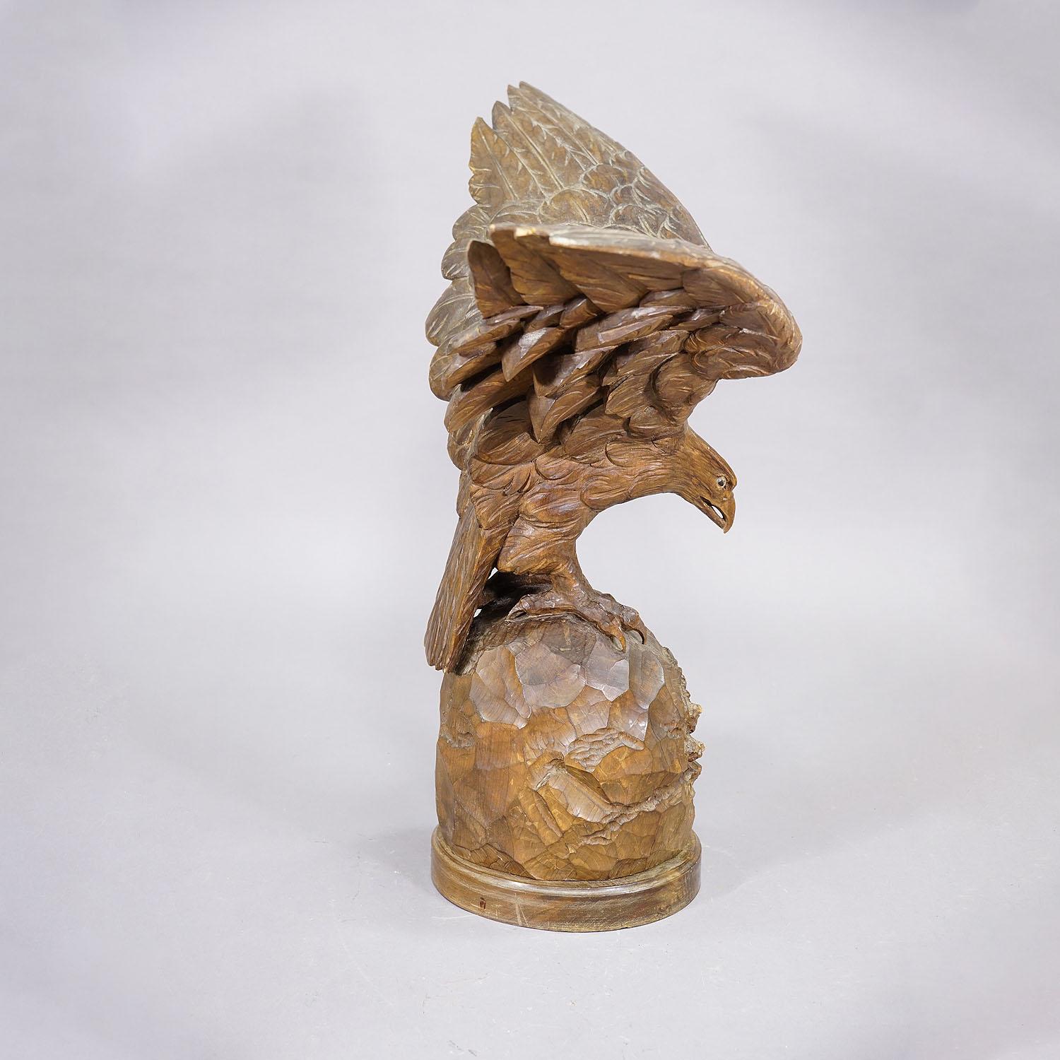 Gran estatua tallada a mano de un águila, Black Forest ca. 1900 siglo XX en venta